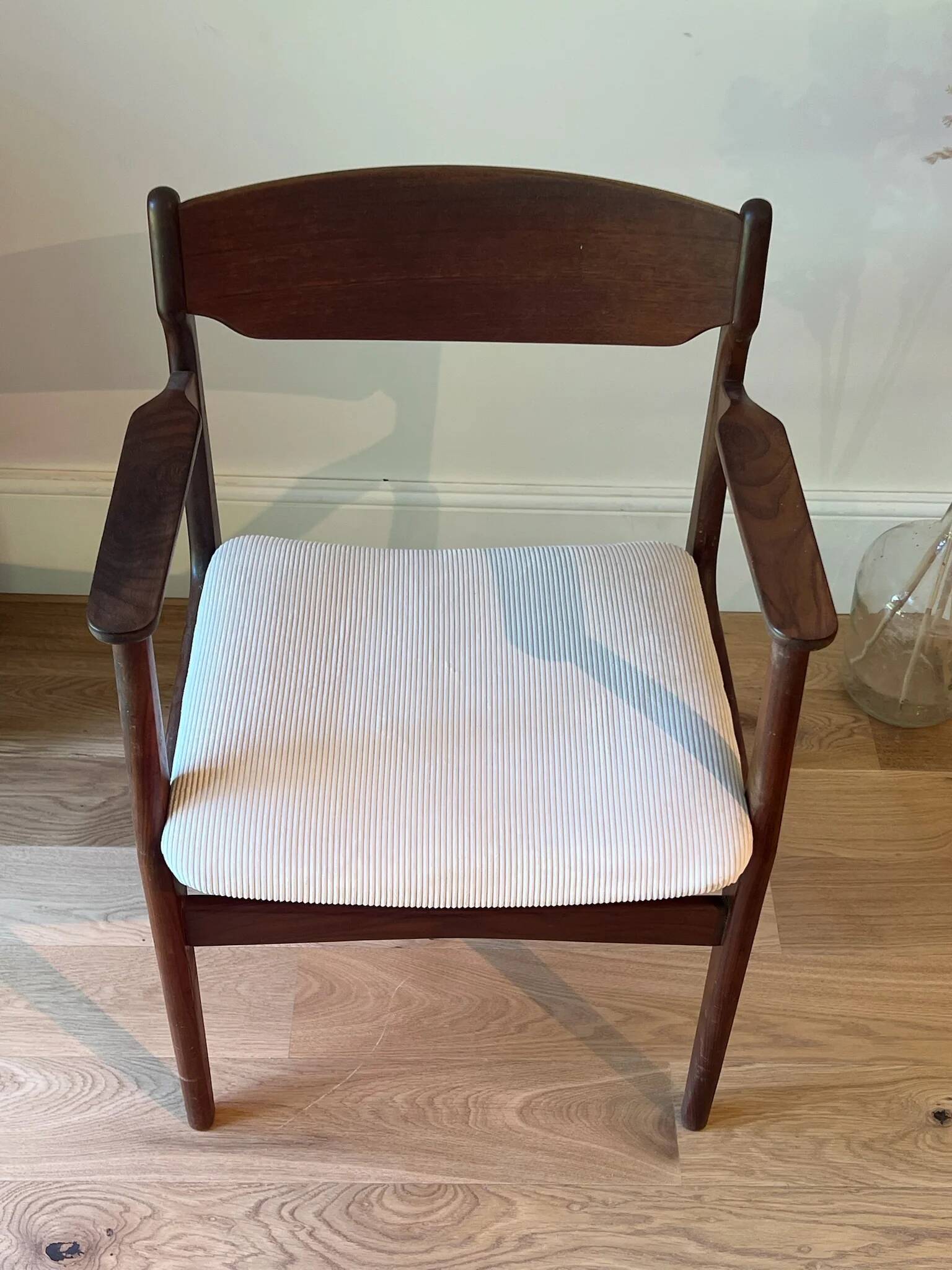 Fauteuil scandinave en teck et velours côtelé blanc "Hymir", années 60