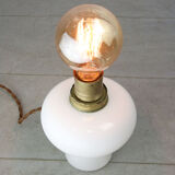 Lampe de table italienne en laiton et opaline du milieu du siècle