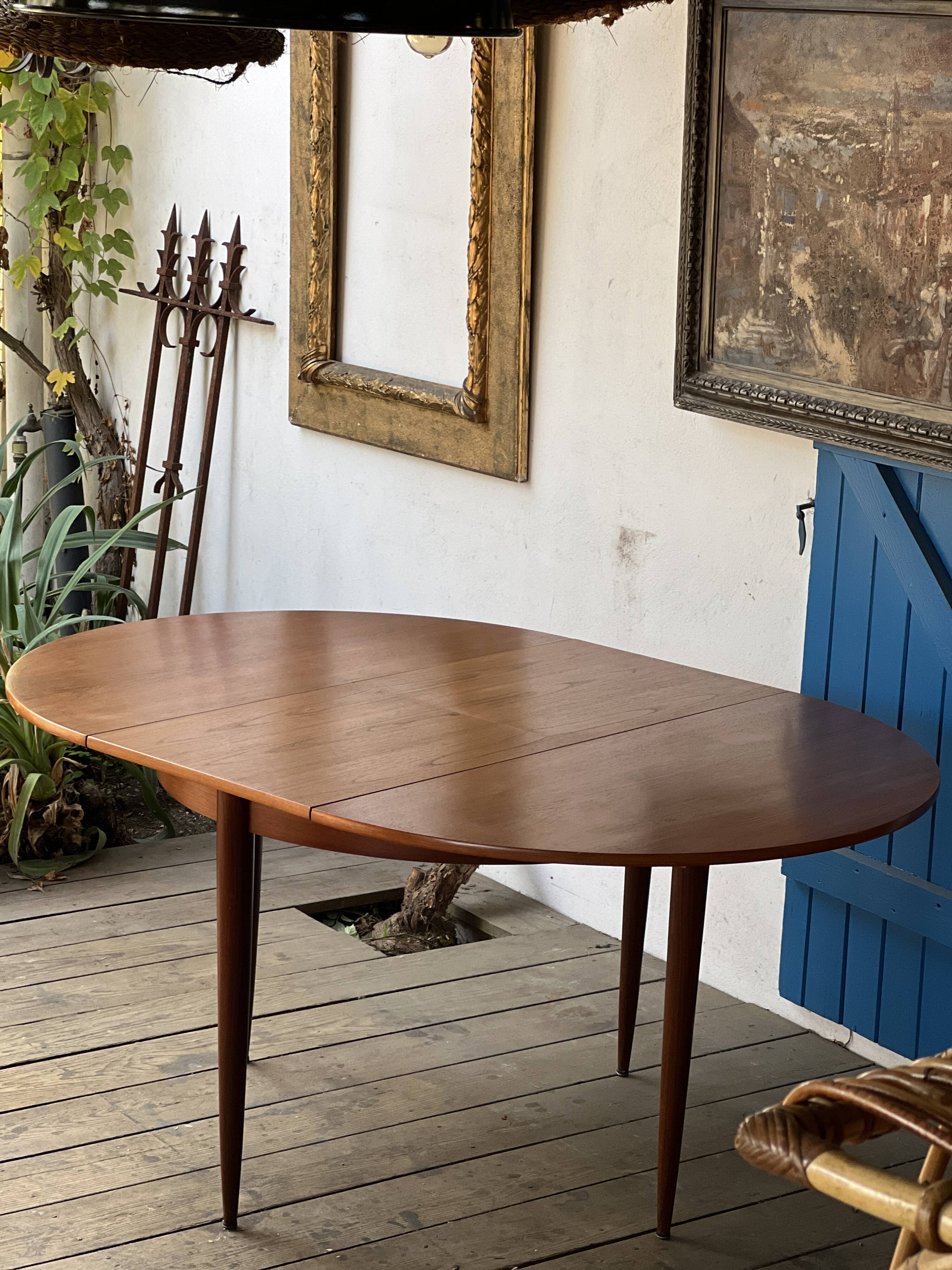 Round extendable table