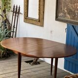 Round extendable table