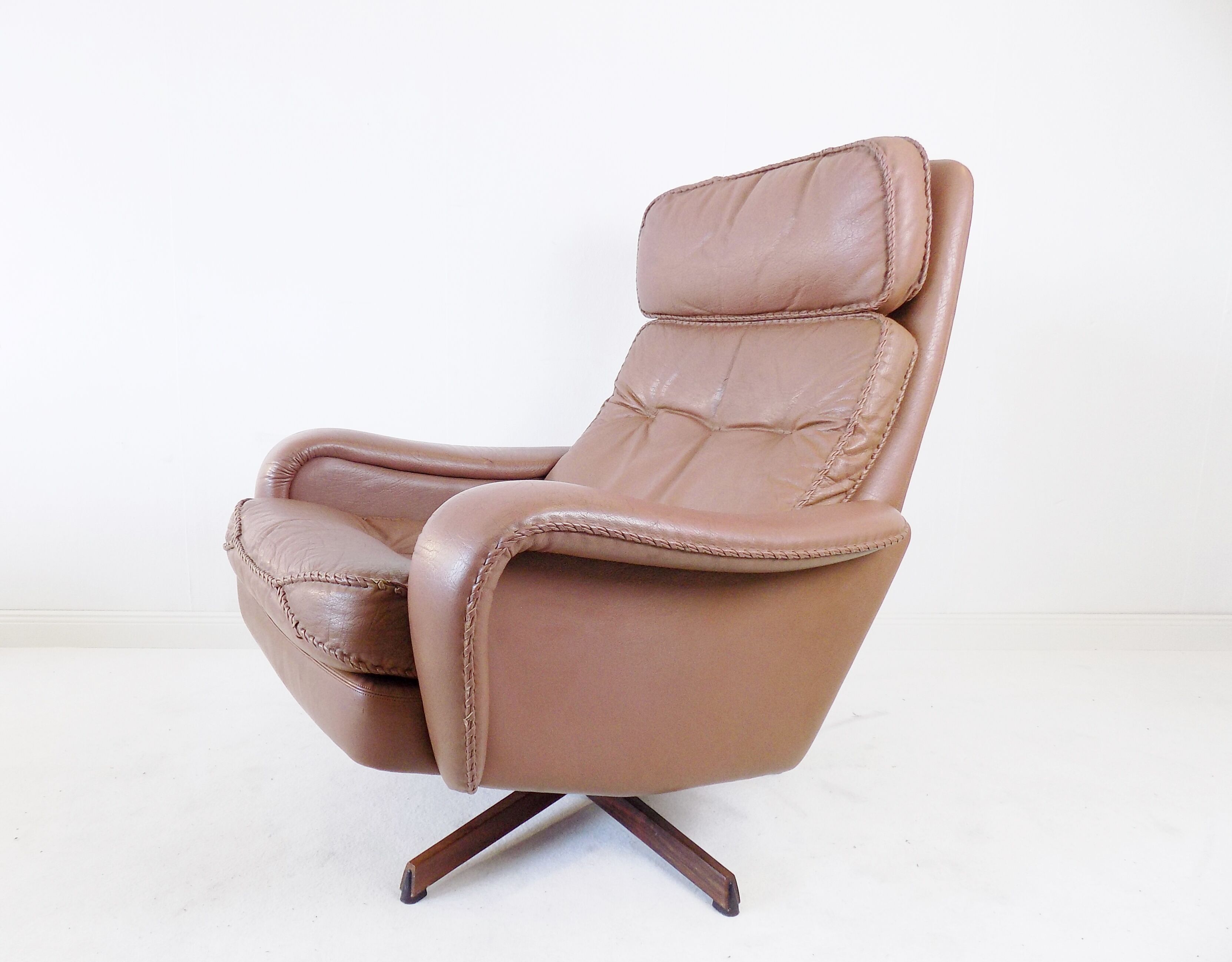 Fauteuil cuir avec pouf de Madsen & Schübel pour Bovenkamp