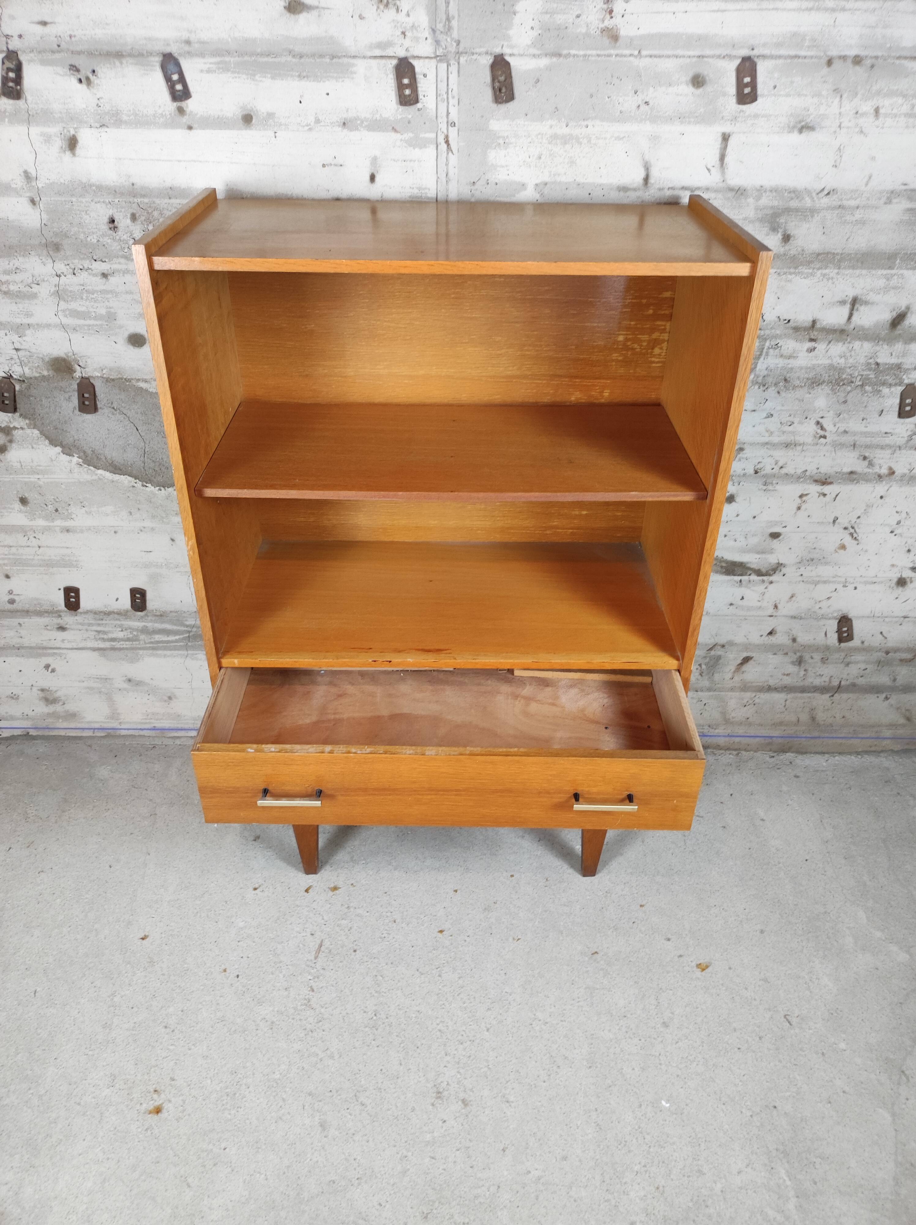 Bookcase / shelf
