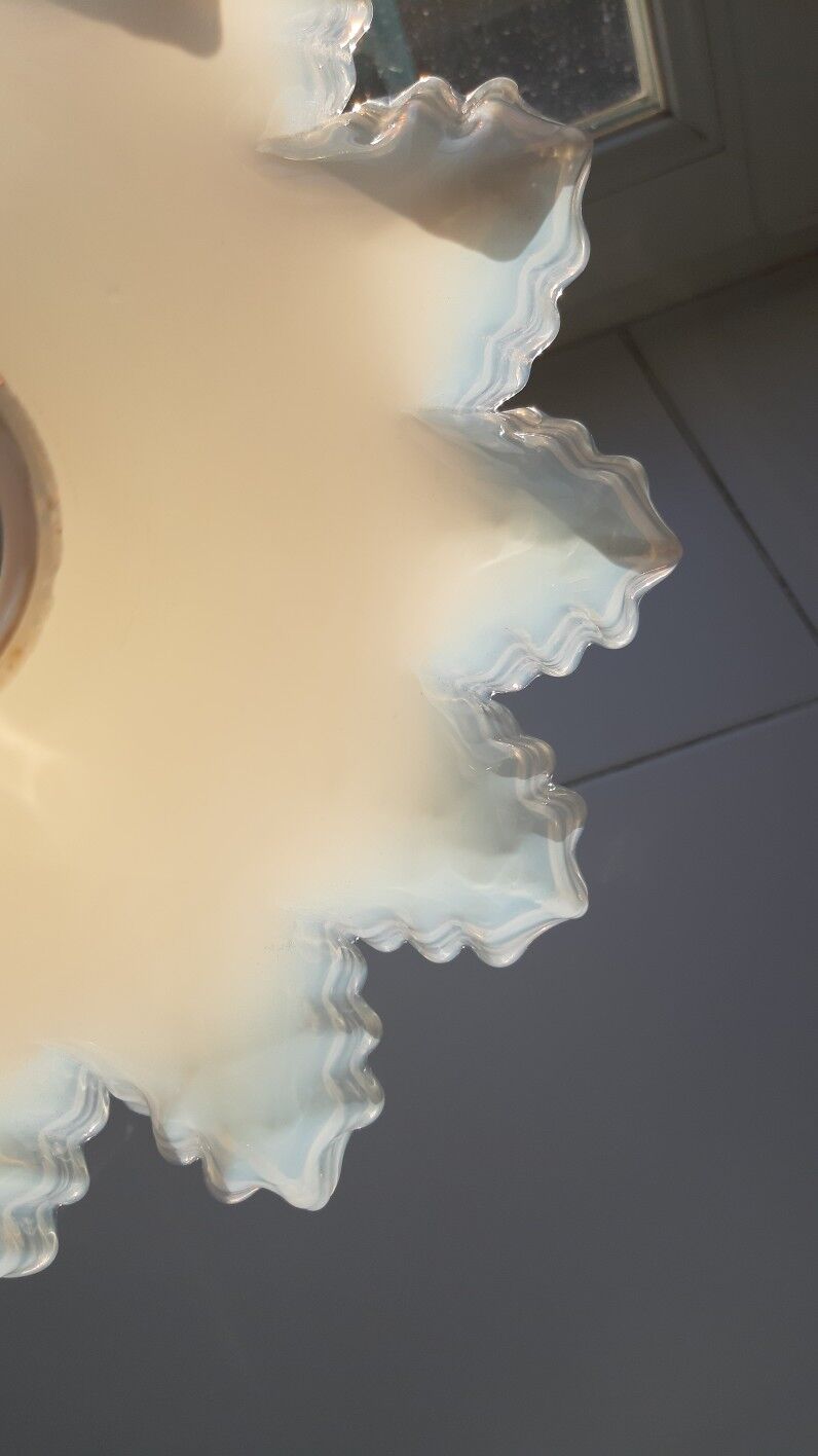 Opaline suspension opalescent glass