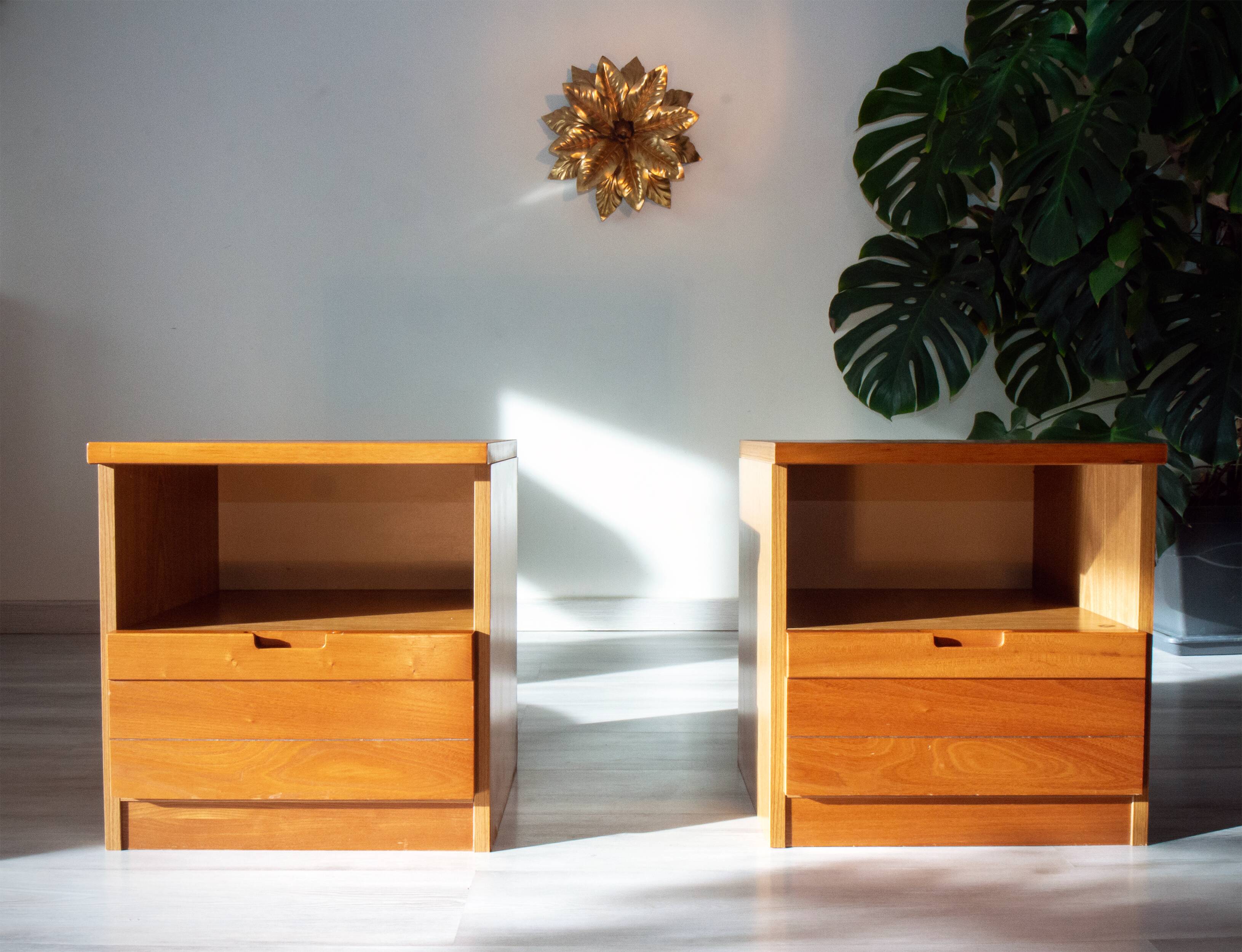 Pair of bedside tables in elm from the 1980s, brutalist design, chalet.