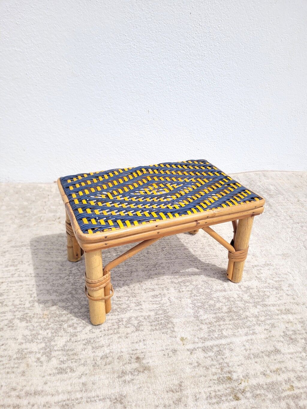 Petite tablette d’appoint en rotin jaune et bleu marine