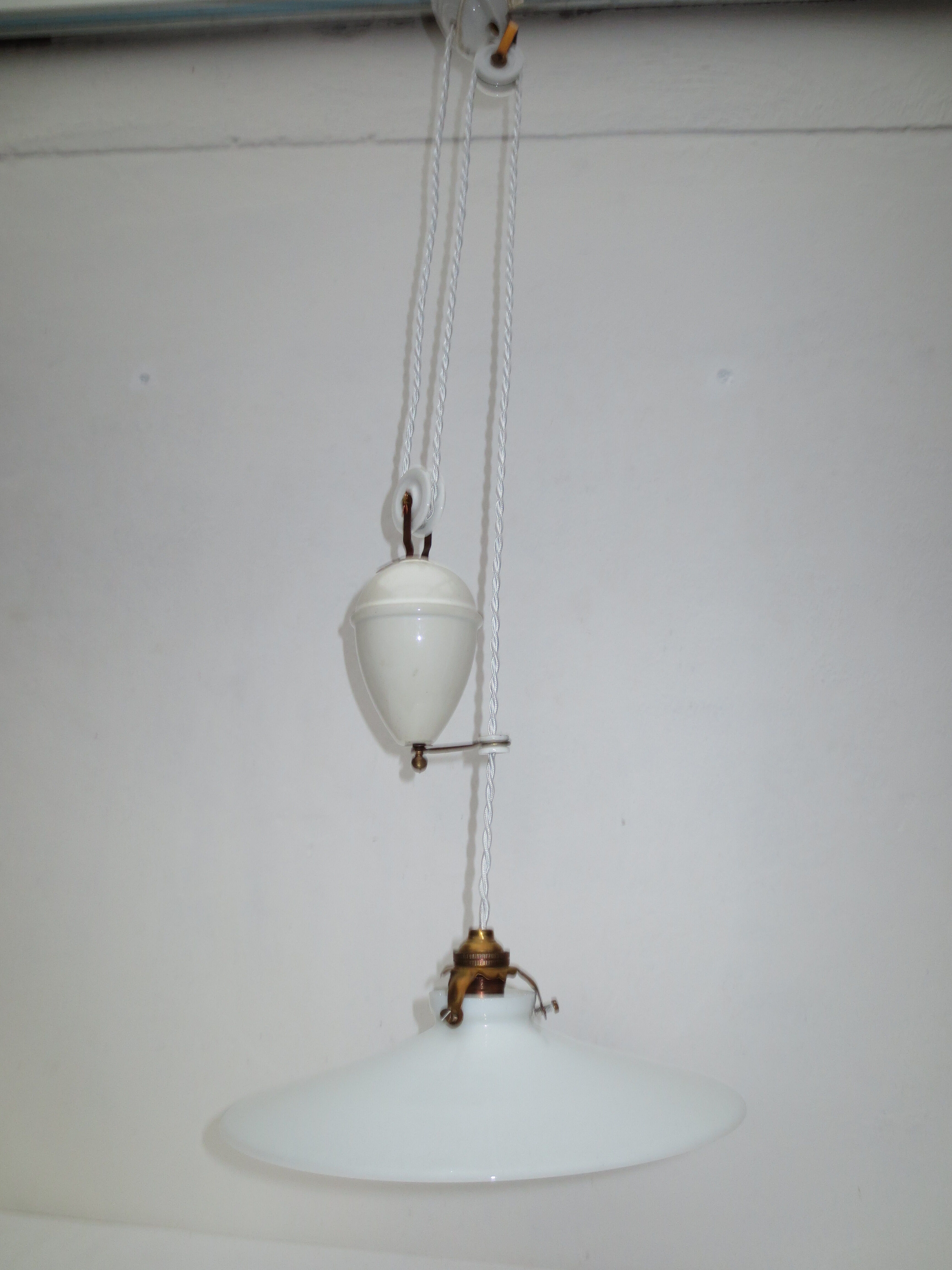Suspension dit monte et baisse en porcelaine et opaiine blanche