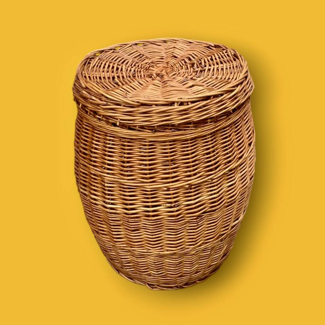 Large vintage wicker basket with lid – circa 1960