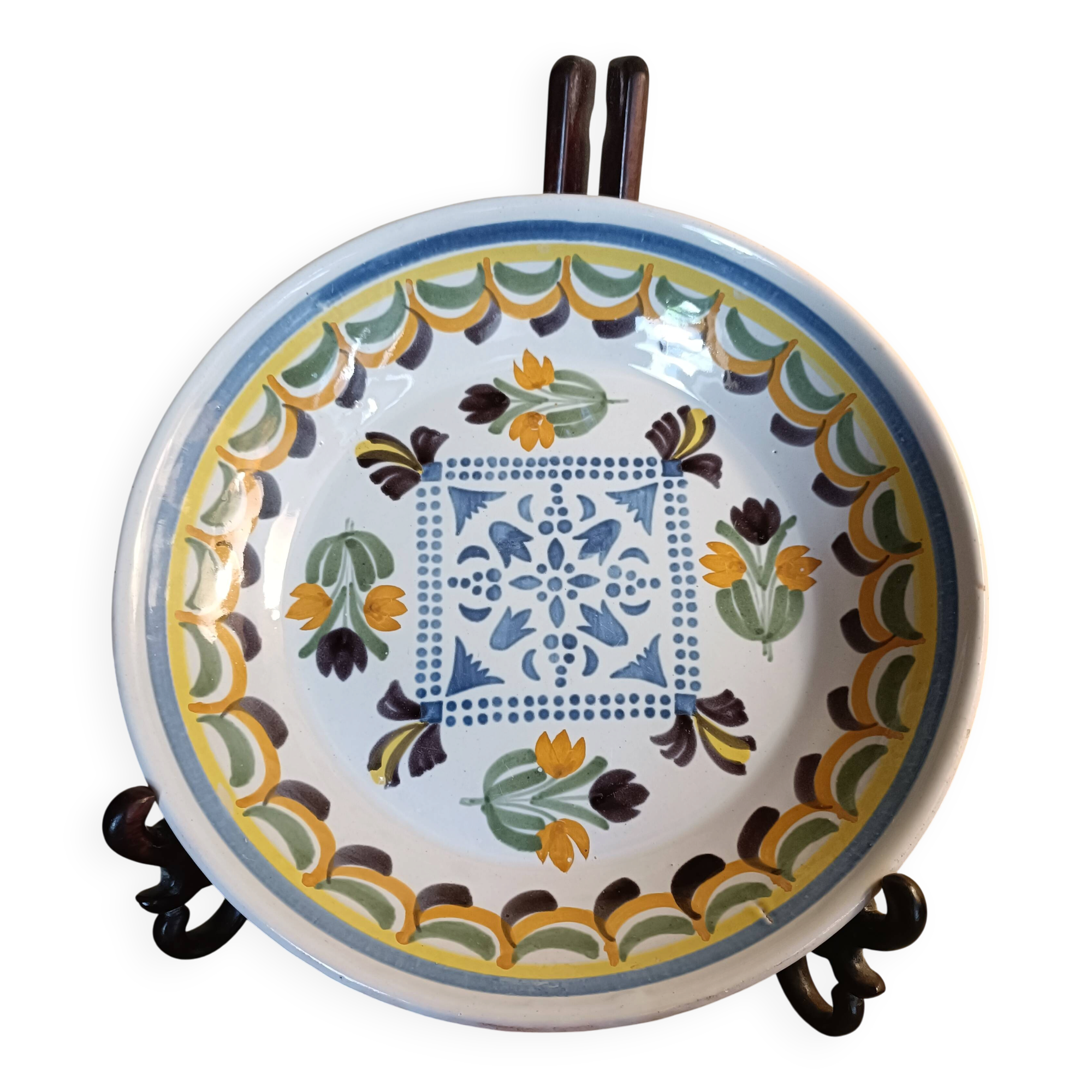 Antique calotte plate in Nevers faience.