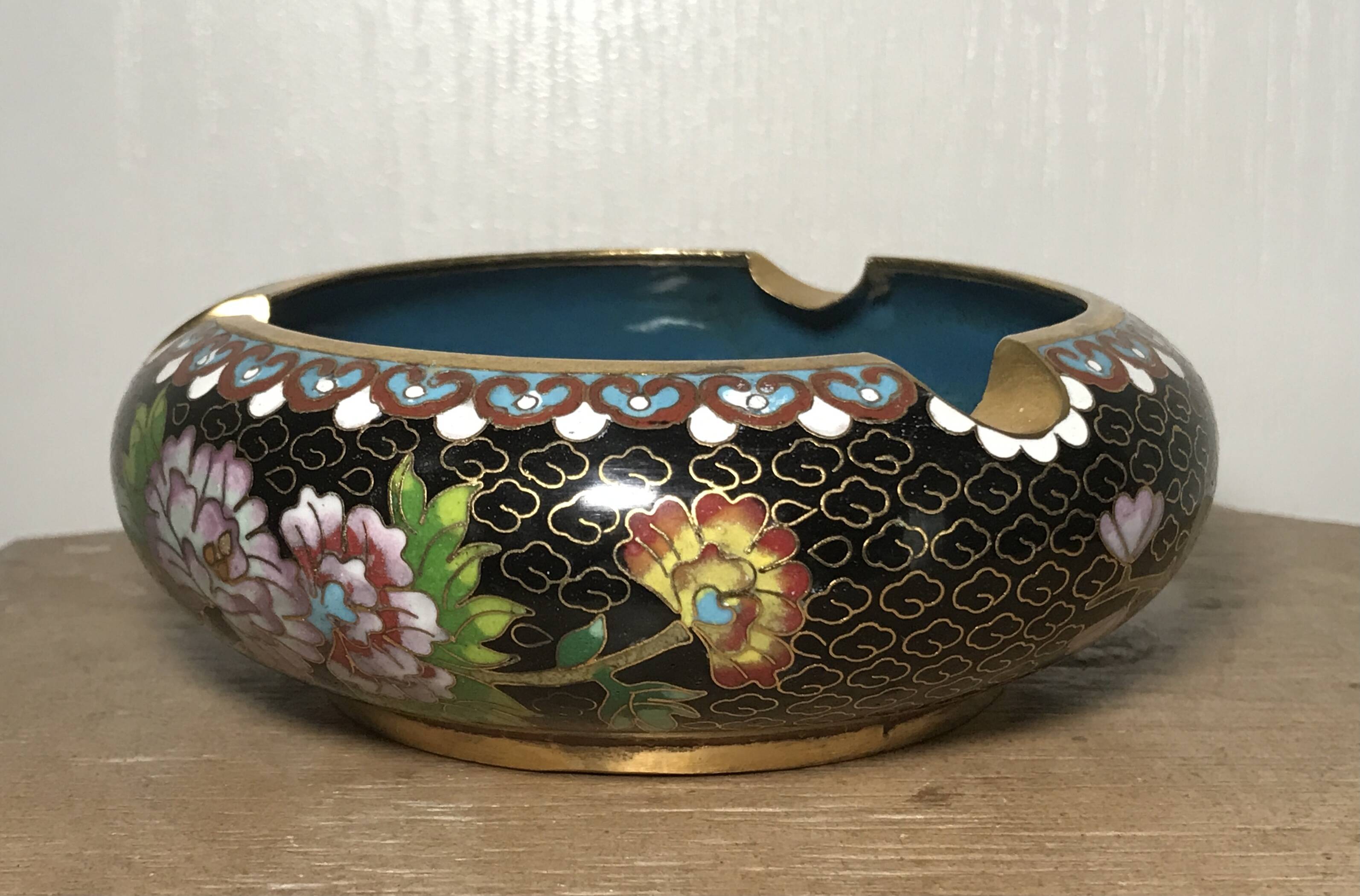 Ashtray, pocket emptier in brass and cloisonné enamel, floral decoration, China