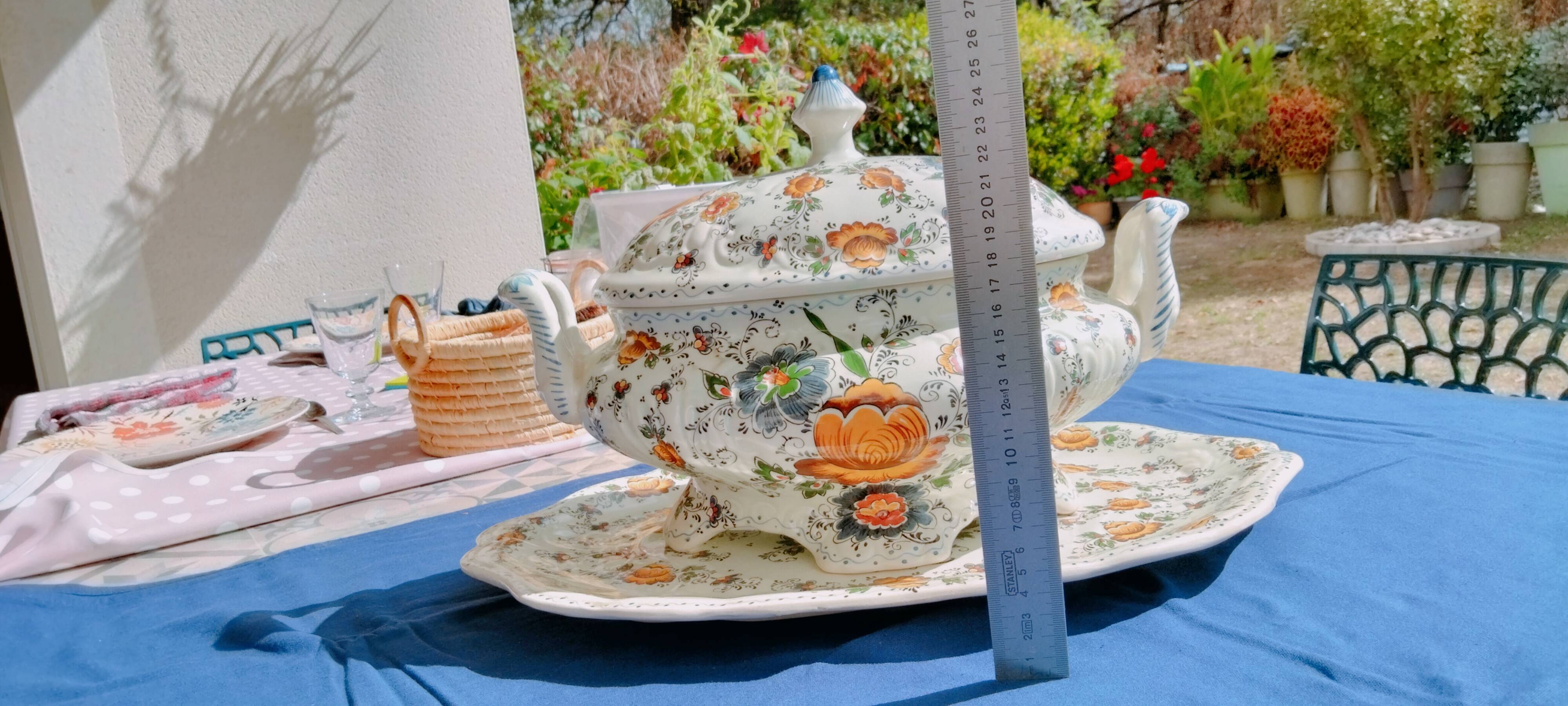 Soup tureen