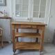 Meuble de métier vintage en chêne sur roulettes.