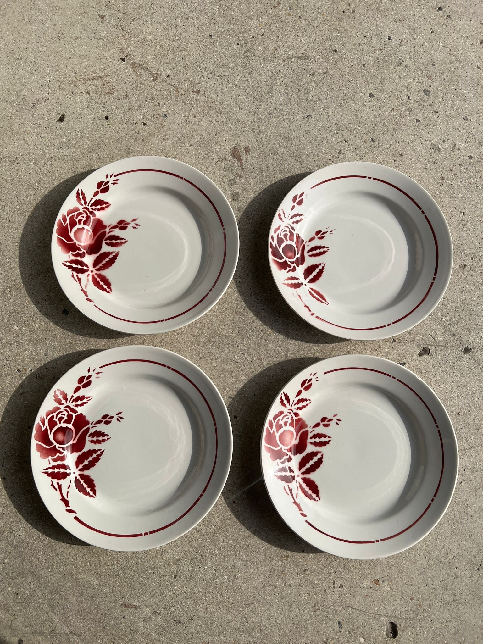 Set of 4 plates Sylvain Moulins des Loups burgundy rose decoration