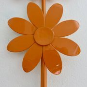 Grand miroir "fleur" 1970 en métal orange