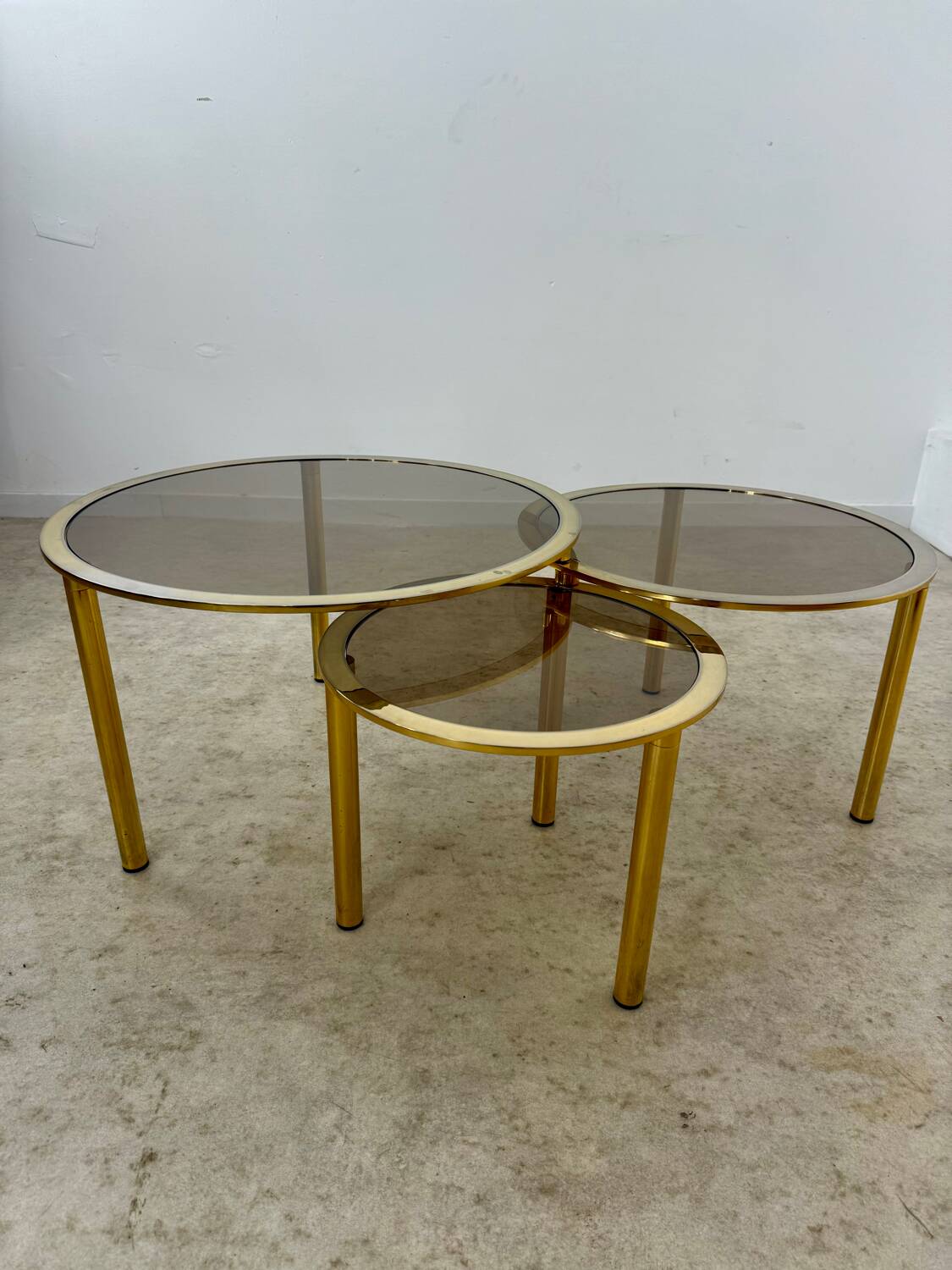 Ancienne table basse gigogne en laiton et verre fumé design italien des années 70 vintage