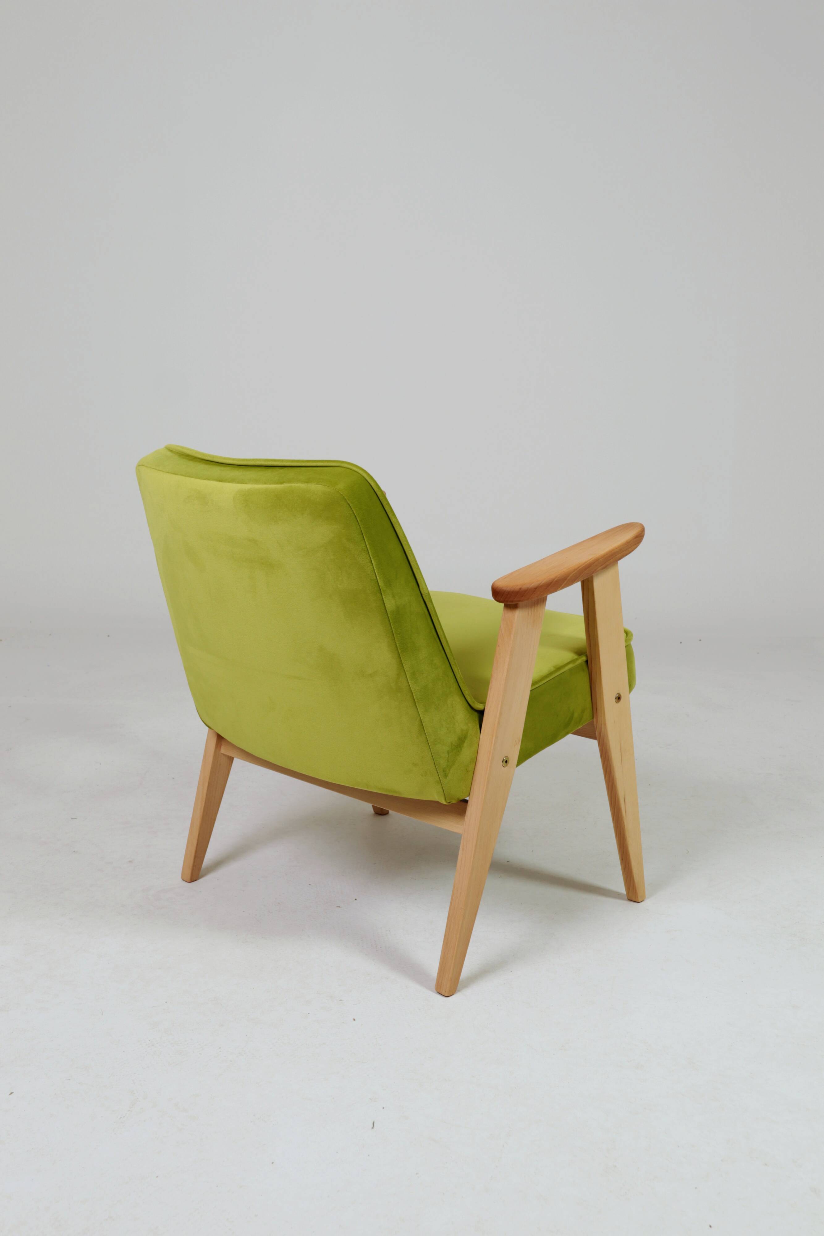 Fauteuil vintage en velours vert poire, bois naturel huilé.