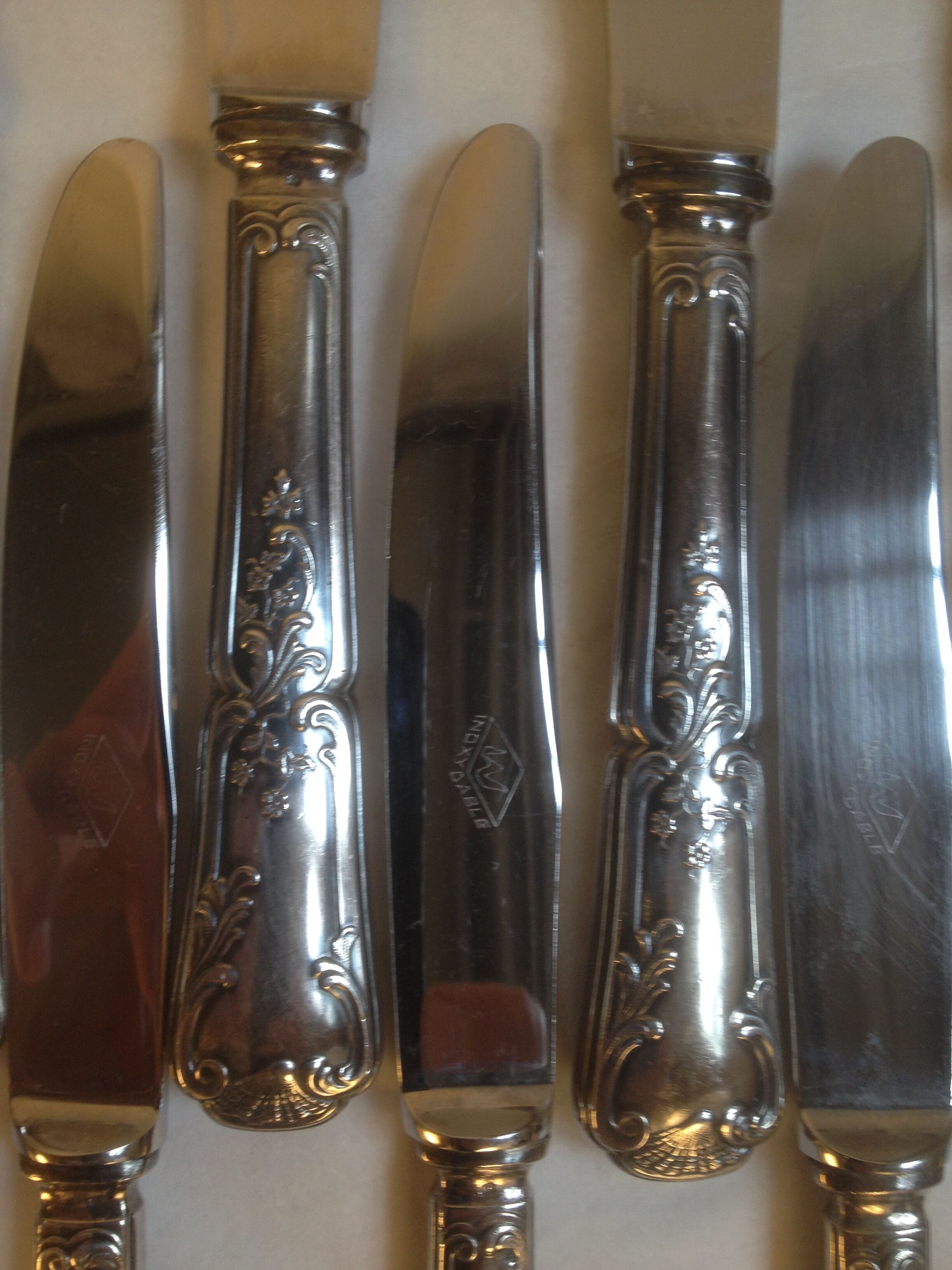 24 silver metal knives and Louis XV style stainless steel blade