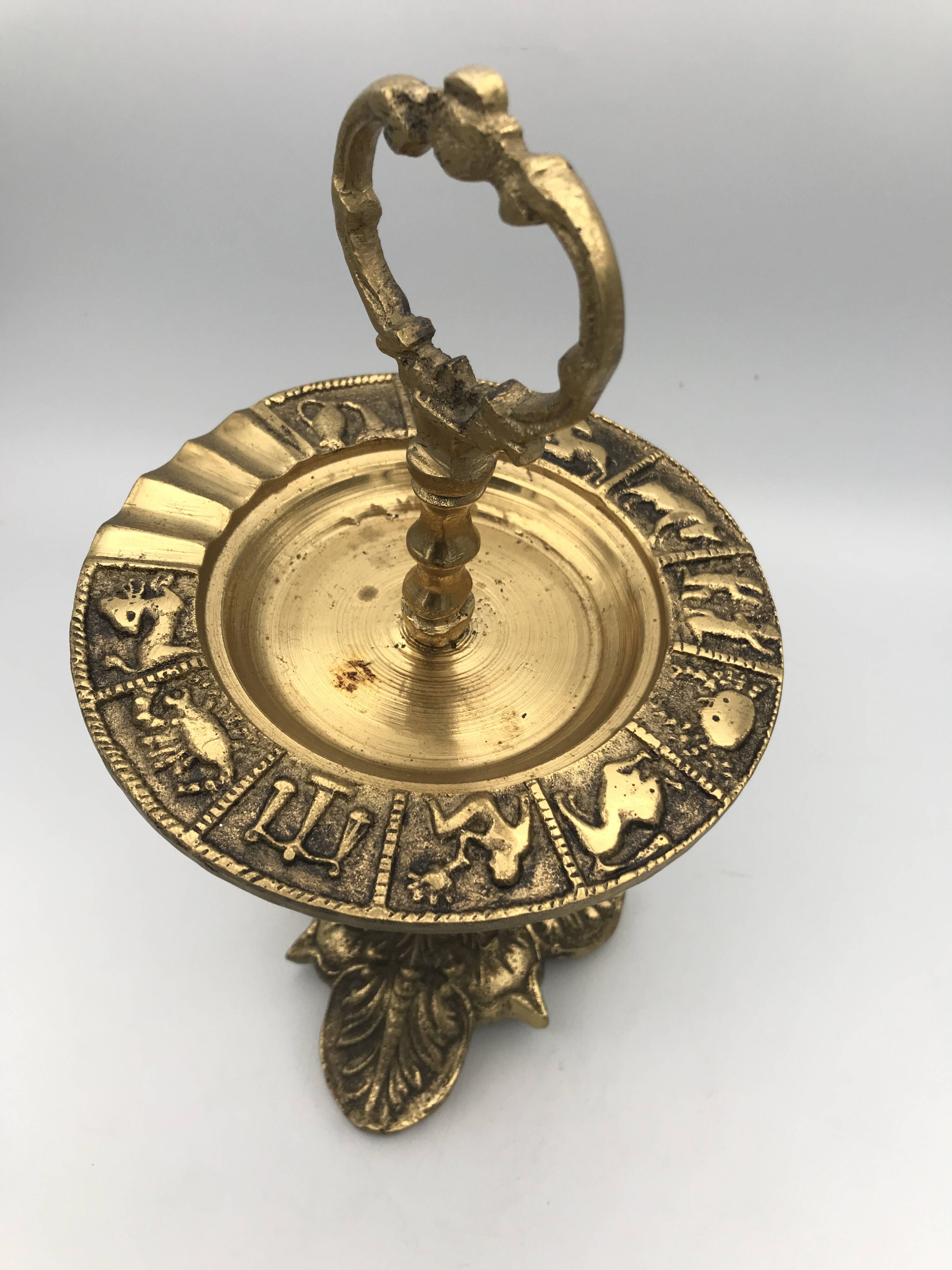 Cendrier sur pied en laiton massif vintage décor signes du zodiaque