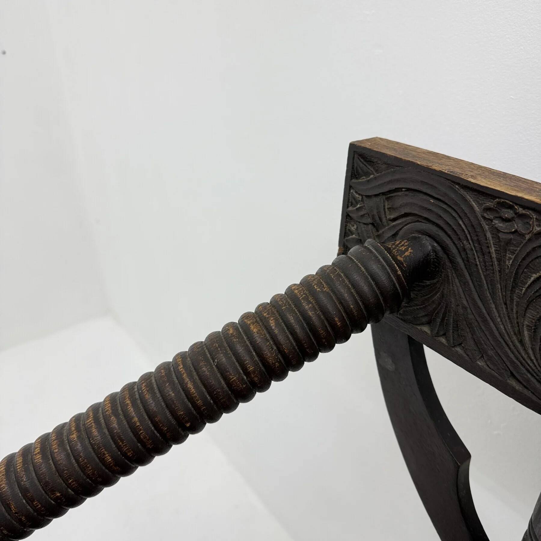 Fauteuil à bras trépied suédois en chêne massif, années 1960
