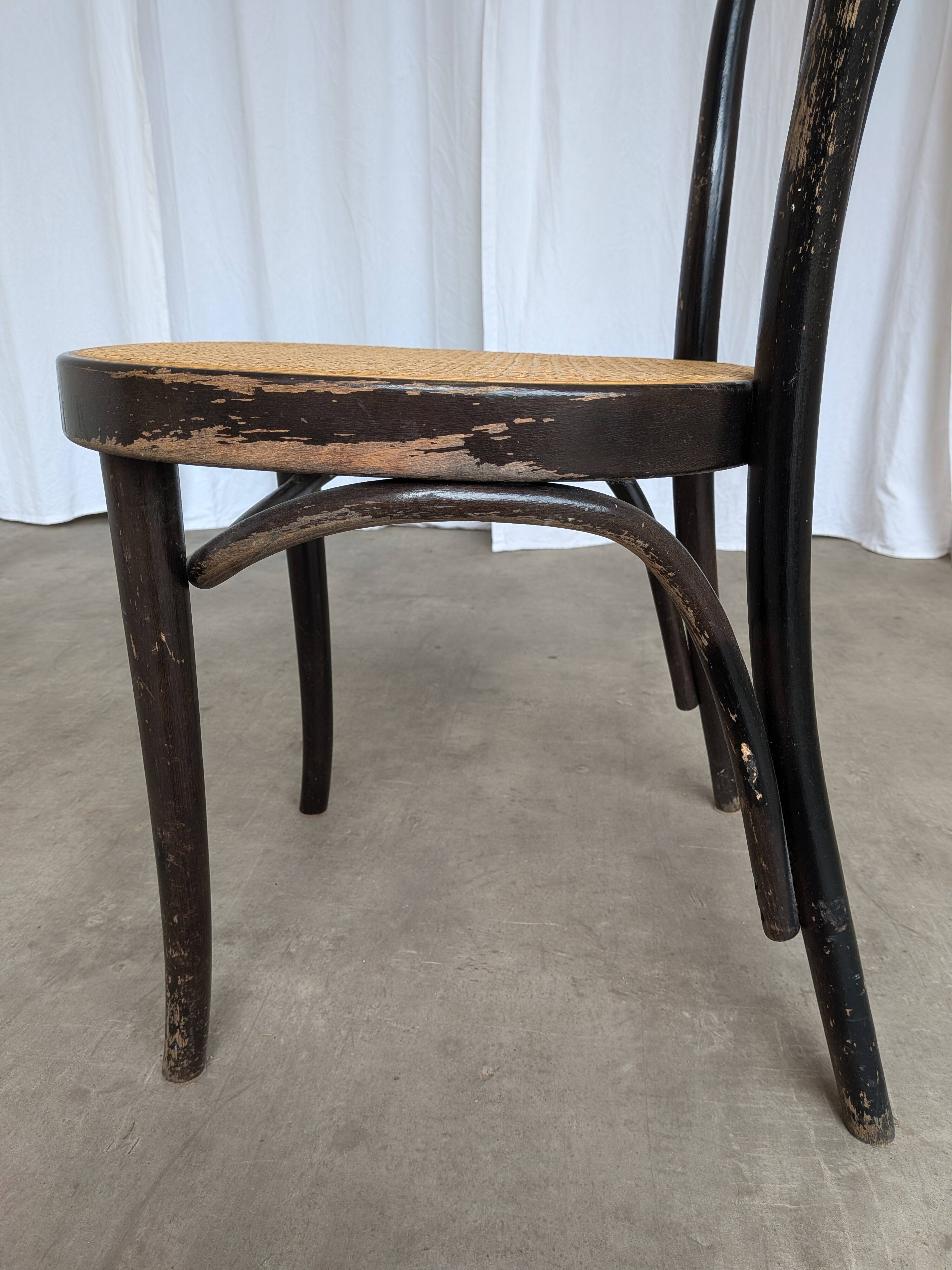 Chaise de salle à manger vintage style Thonet en bois noir et assise en cannage 1970