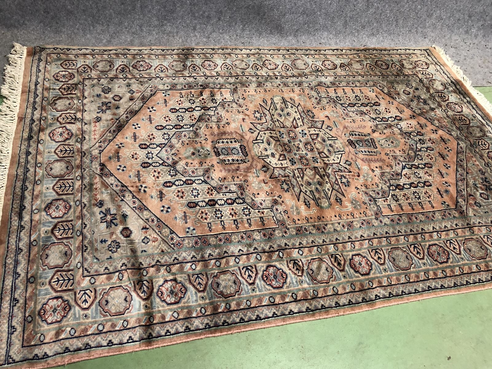 Done hand in wool and silk carpets 189x125cm