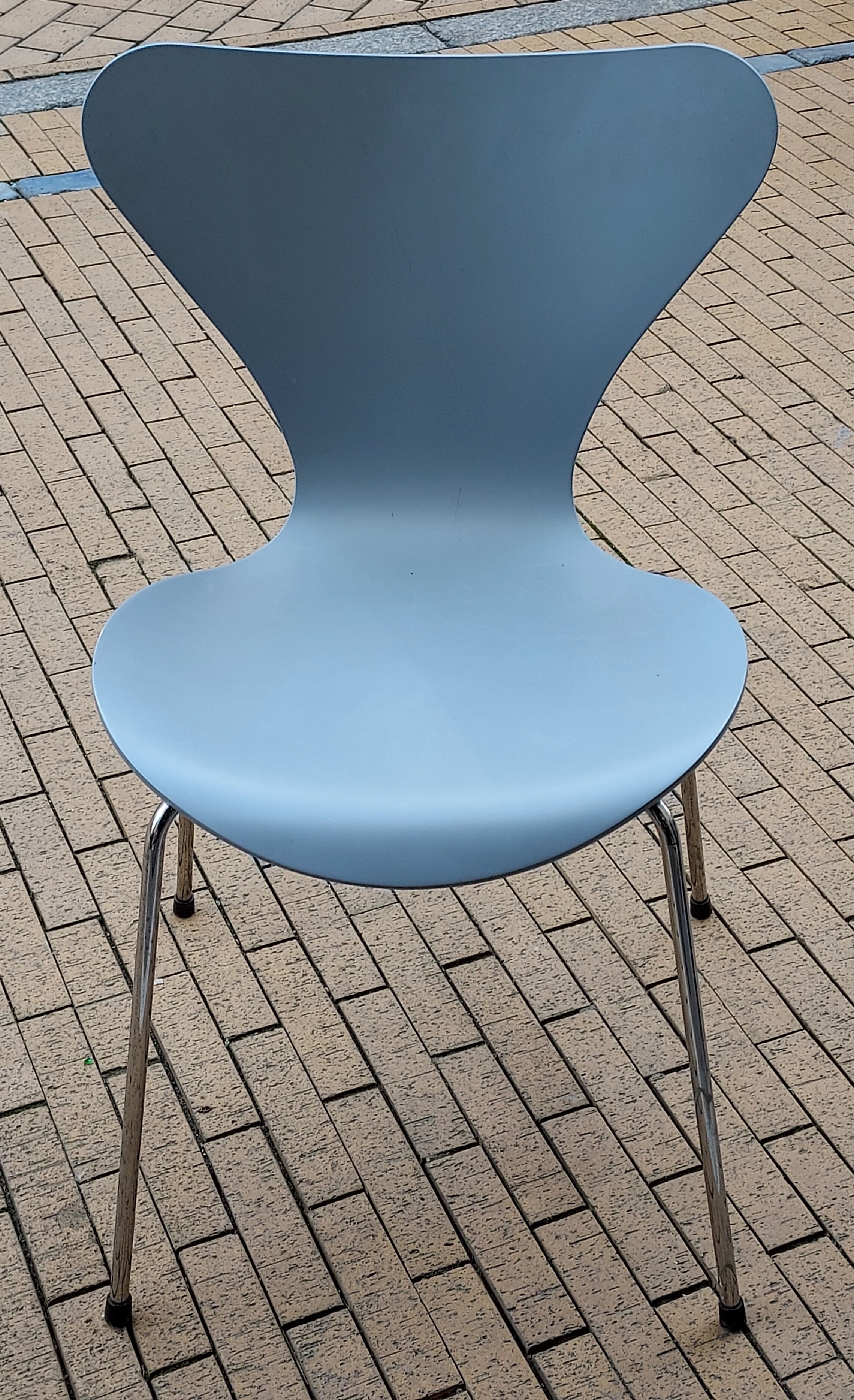 Butterfly serie 7 chair with primer grey colour by Arne Jacobsen