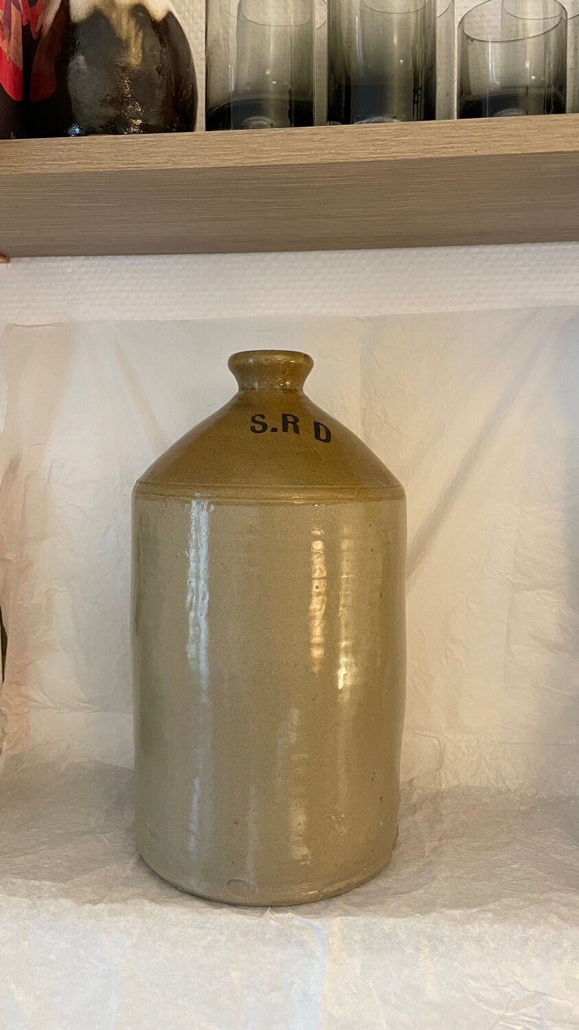 Old alcohol jar from the British army in stoneware.