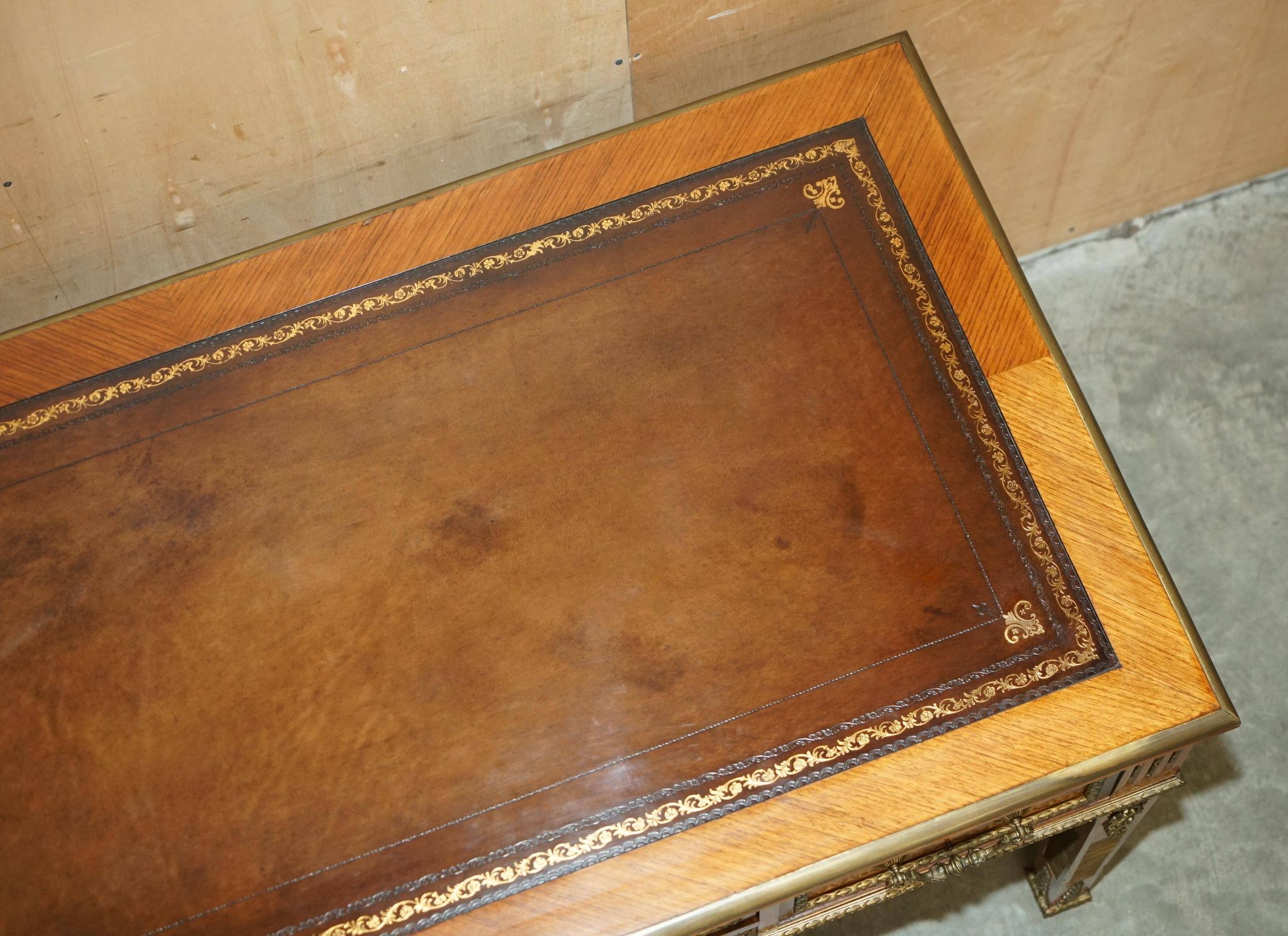 Bureau Plat Restauré Louis XVI Orné d'Ormolu Fin XIXe Siècle