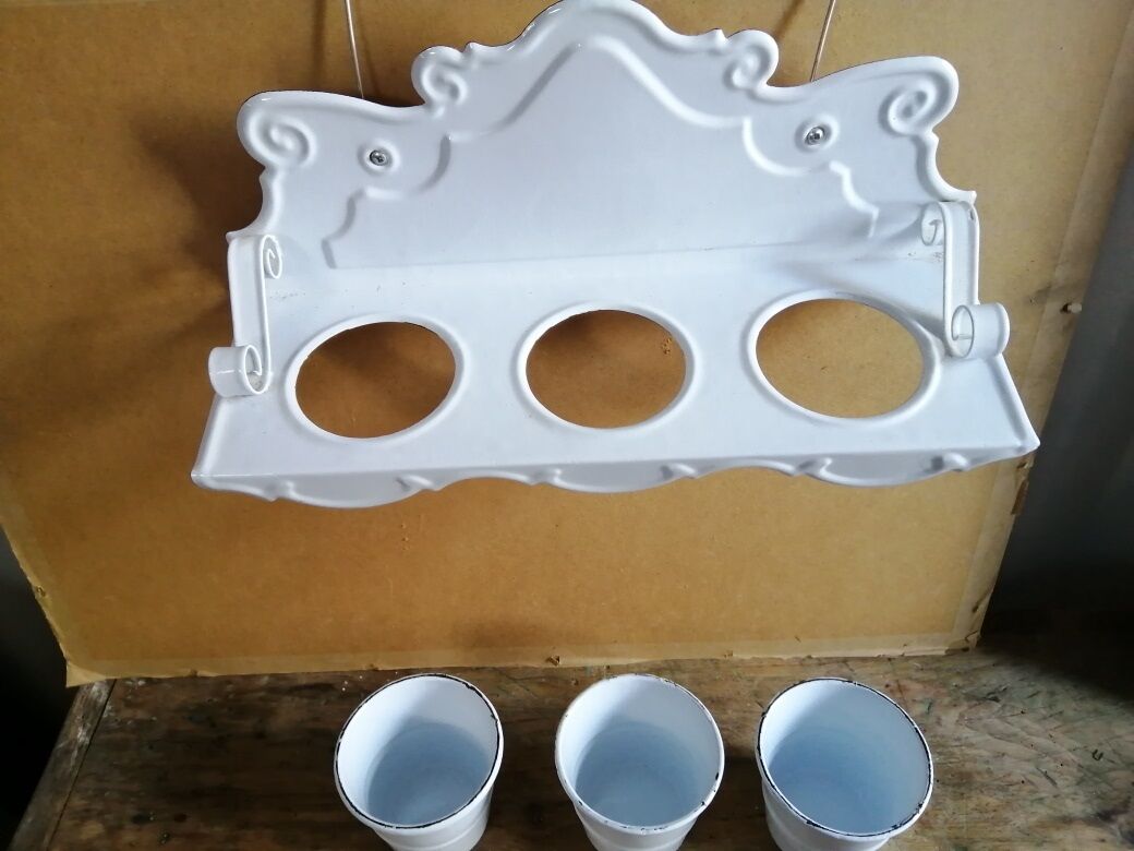 Enamelled metal shelf 3 jar caches