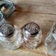 Ensemble de 2 petits salerons et moutardier en verre moulé sur  leur serviteur en métal