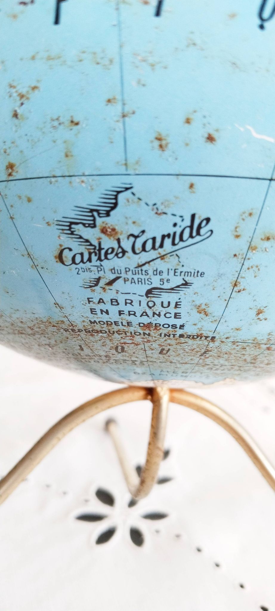 Globe terrestre en métal , Taride ,  tripode, années 60