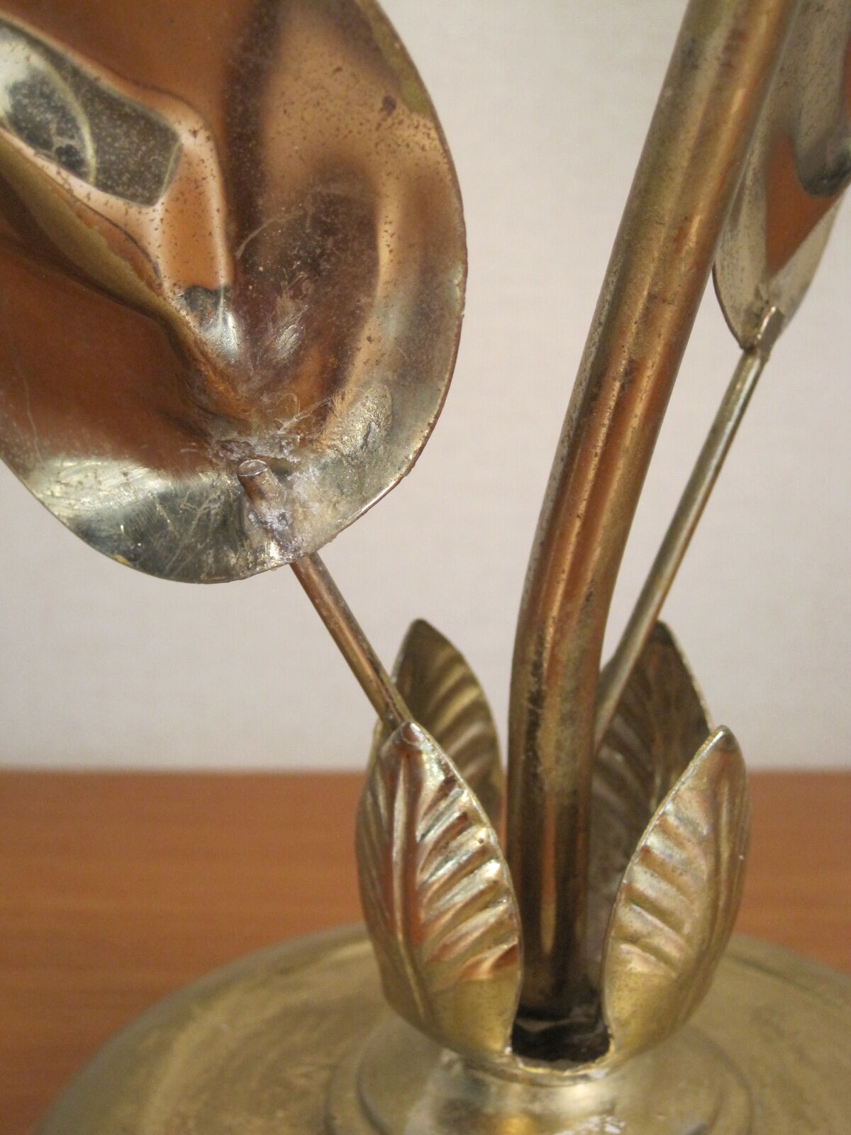 Vintage table lamp sixties Flower and Foliage in gilded metal & Globe opaline