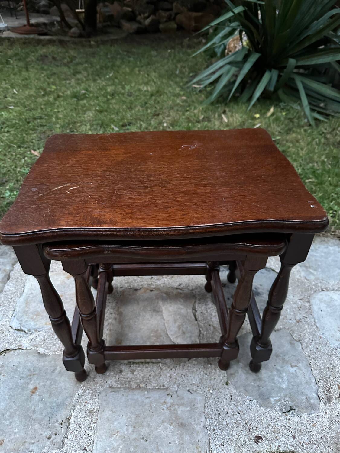 Set of two nesting tables