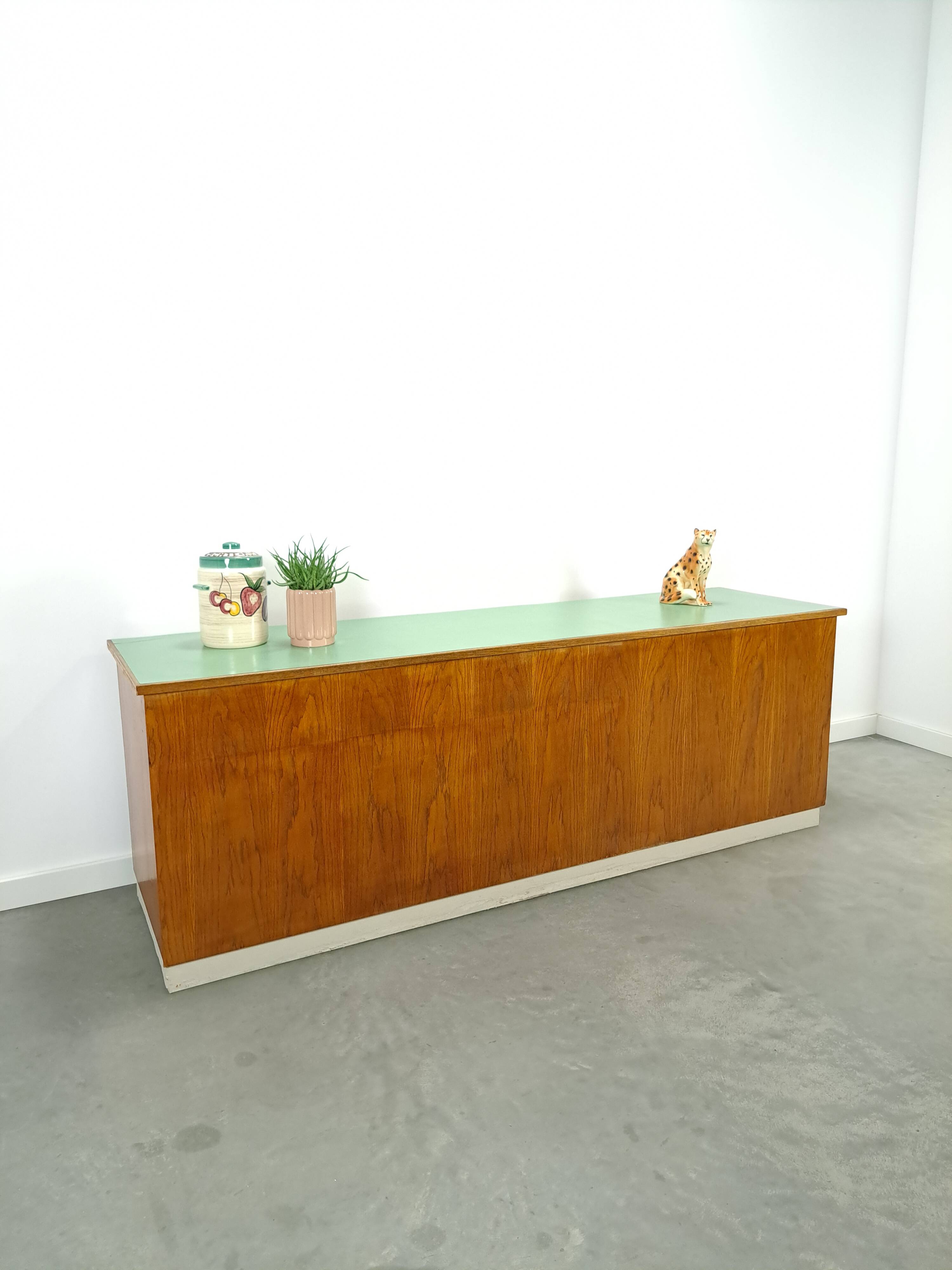 meuble de métier en bois ancien avec lame en formica