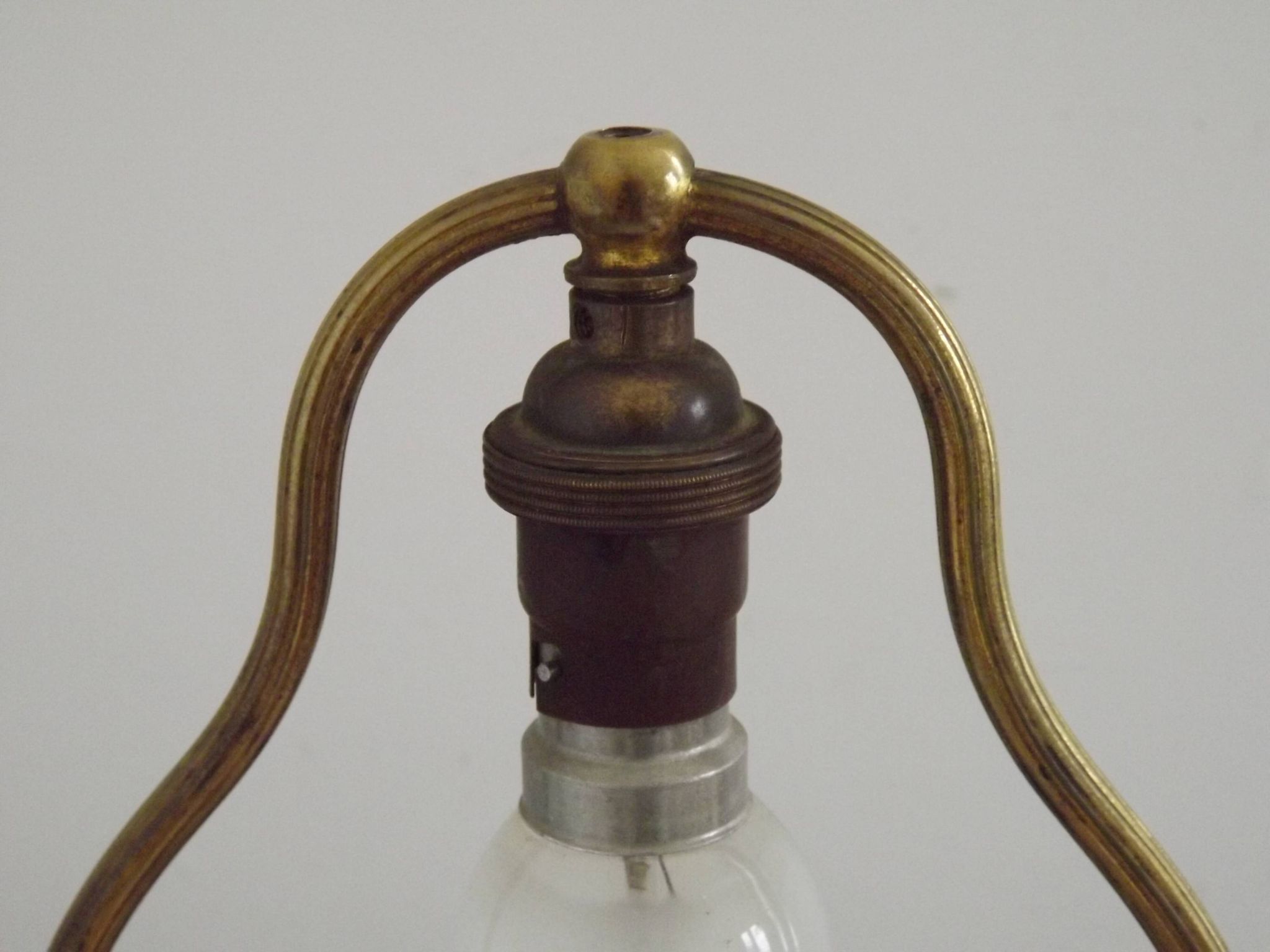 Lampe de table en laiton français vintage de style traditionnel avec base ronde.