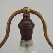Lampe de table en laiton français vintage de style traditionnel avec base ronde.