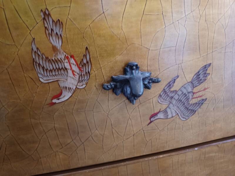 Gilded wooden chest of drawers with Asian decor and polished marble