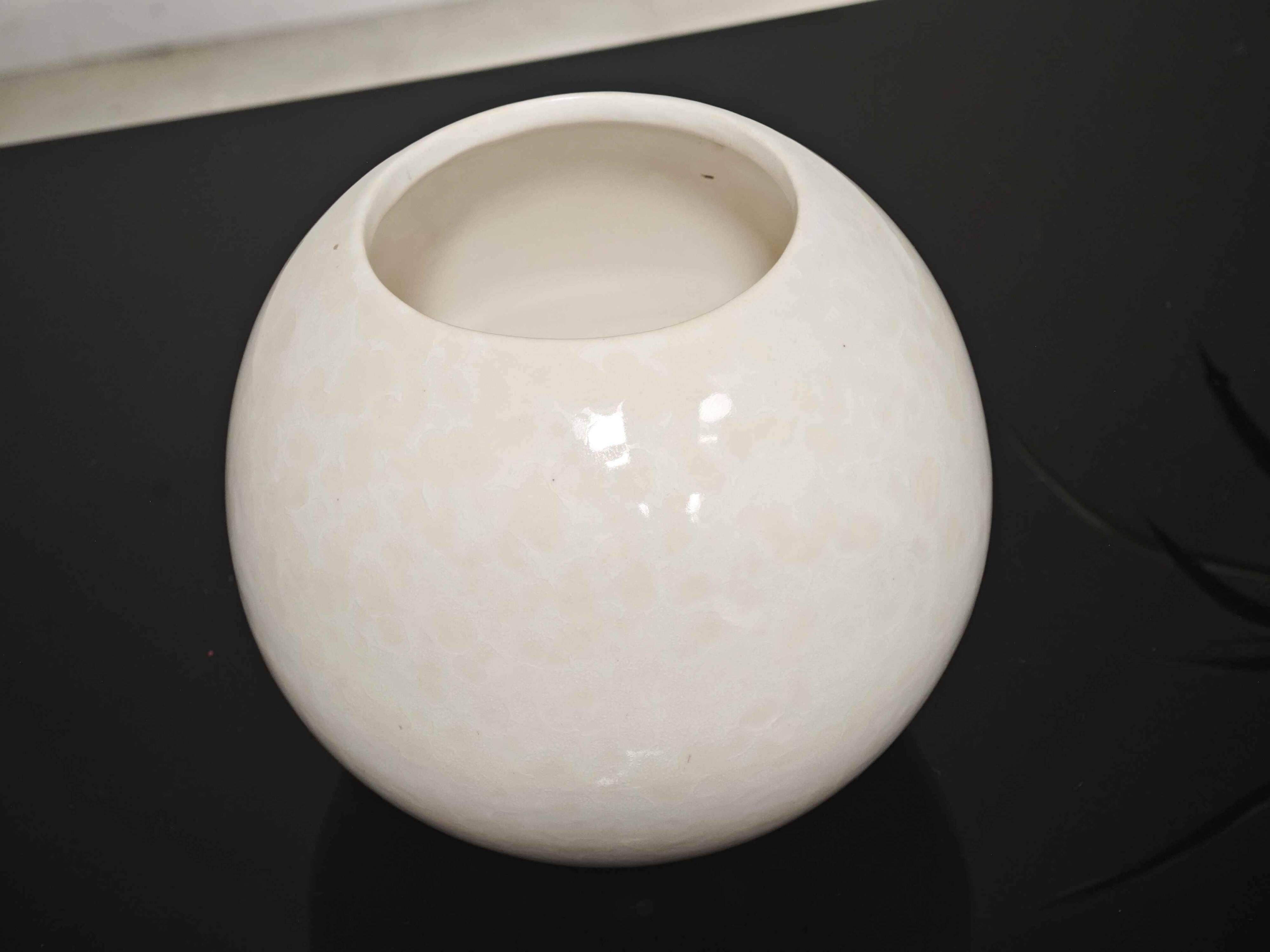Ball-shaped vase Moulin des loups art deco off-white ceramic