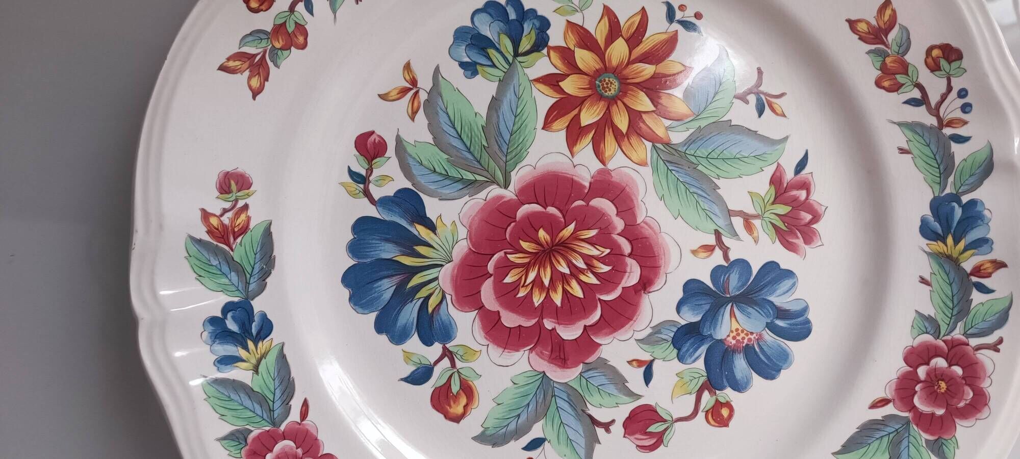 Large vintage round plate in earthenware. Sarreguemines model Vence. 31 cm.