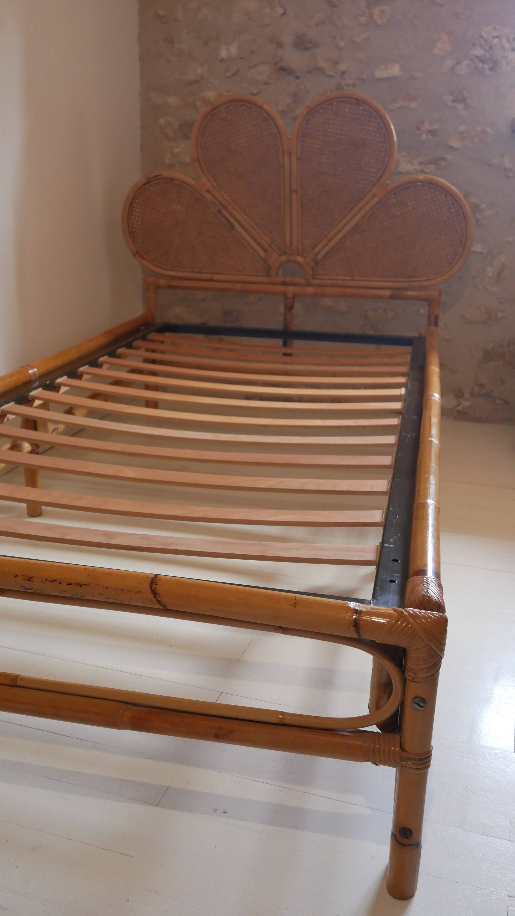 Vintage rattan shell bed