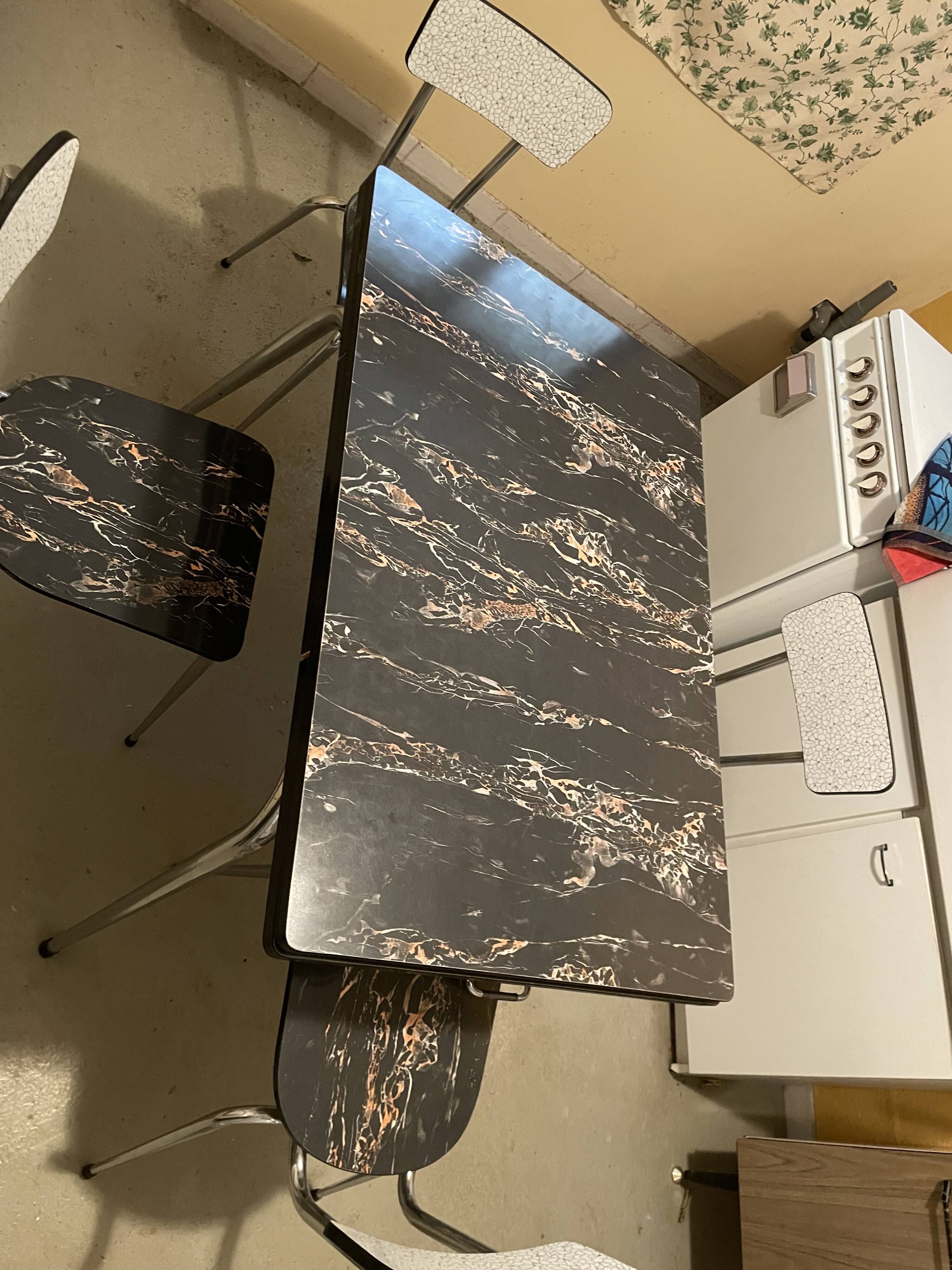 Table and 4 chairs in Formica.