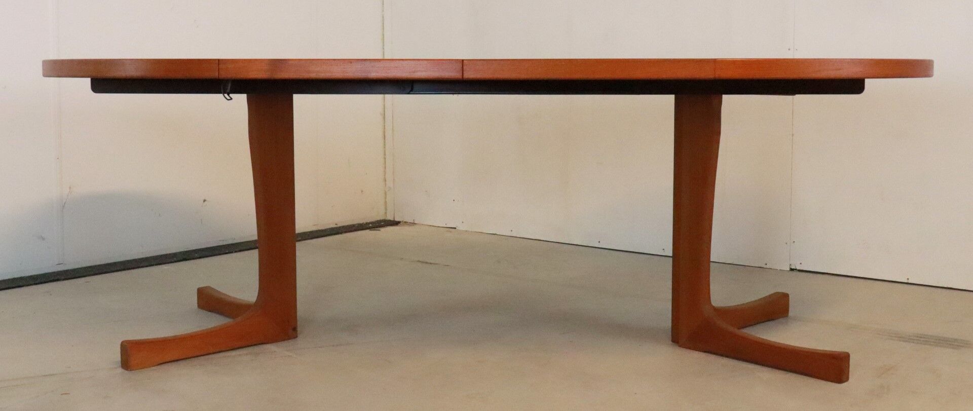 Danish design round dining table 2x extendable 'mejls'