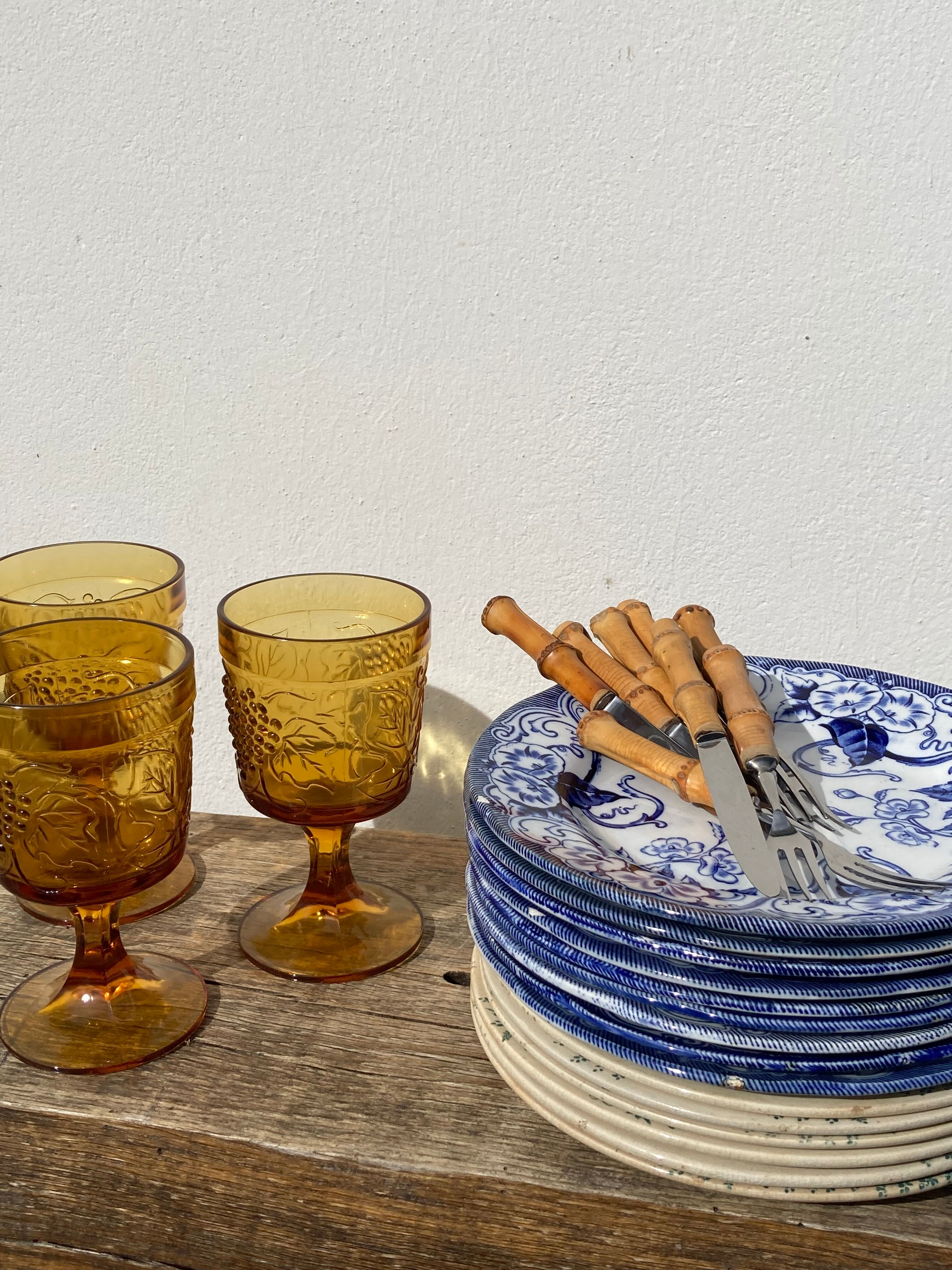 Amber stemmed glasses with vintage fruit decoration - Old brown glasses