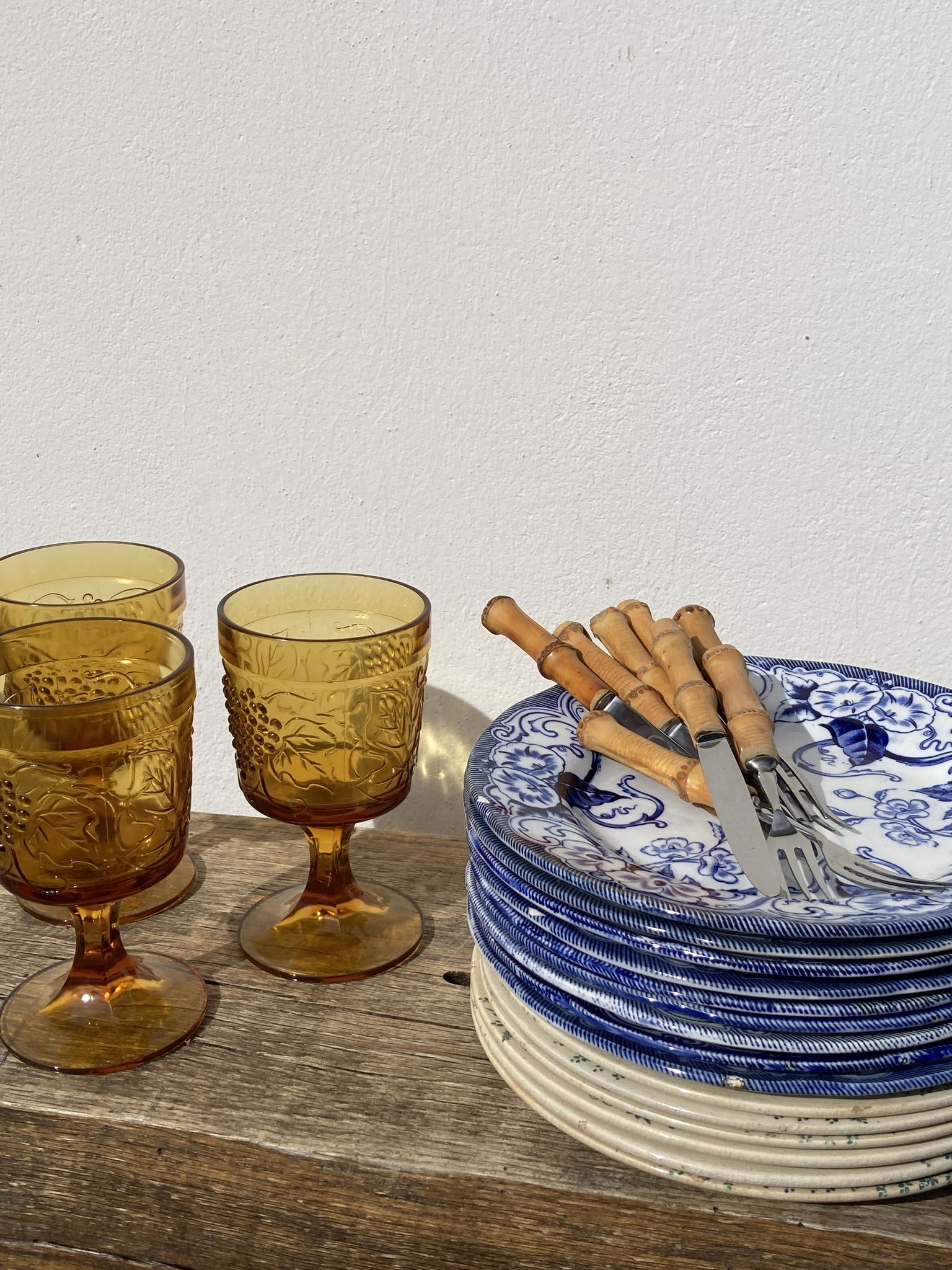 Amber stemmed glasses with vintage fruit decoration - Old brown glasses