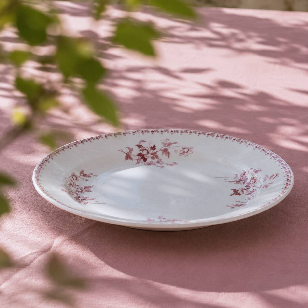 Round plate from the 19th century, pink ironstone, signed Maestricht "Toulouse"