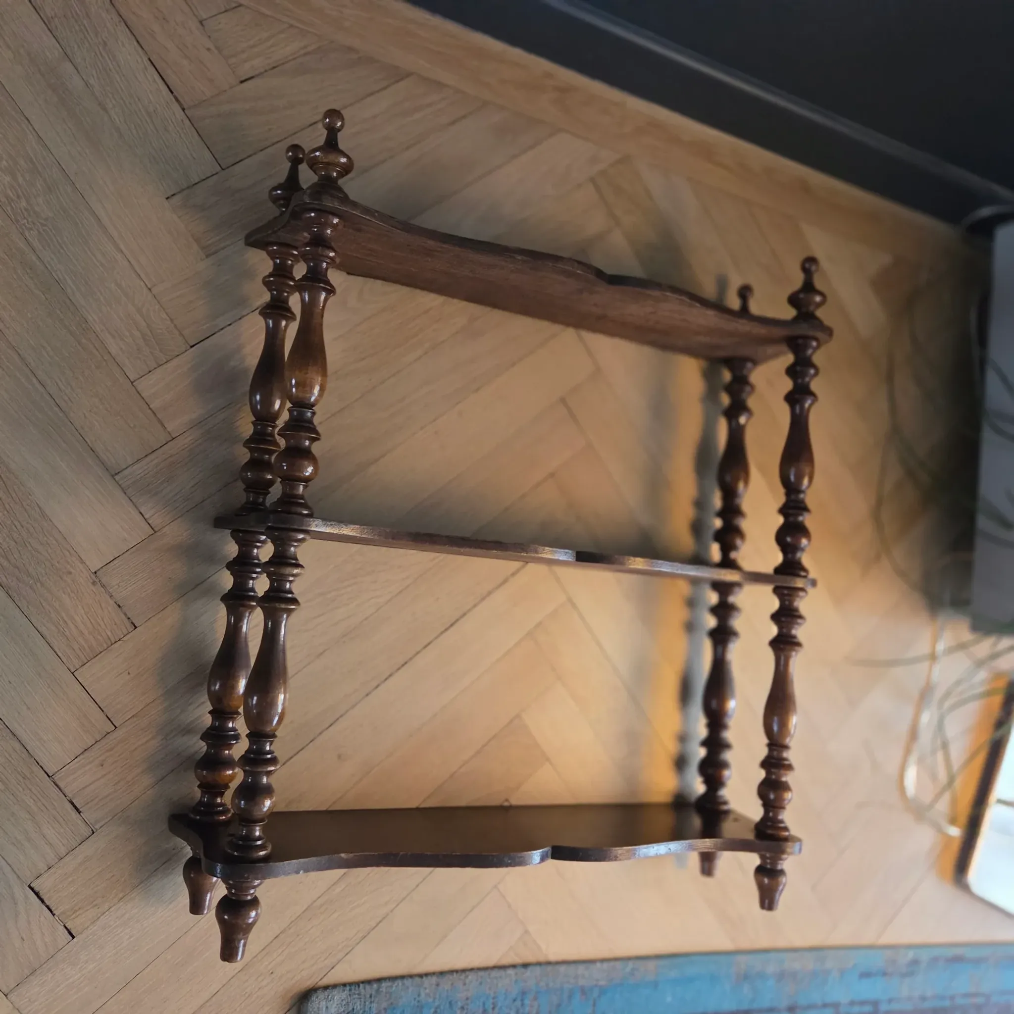 Antique shelf to hang/stand in turned wood - Ref 1464
