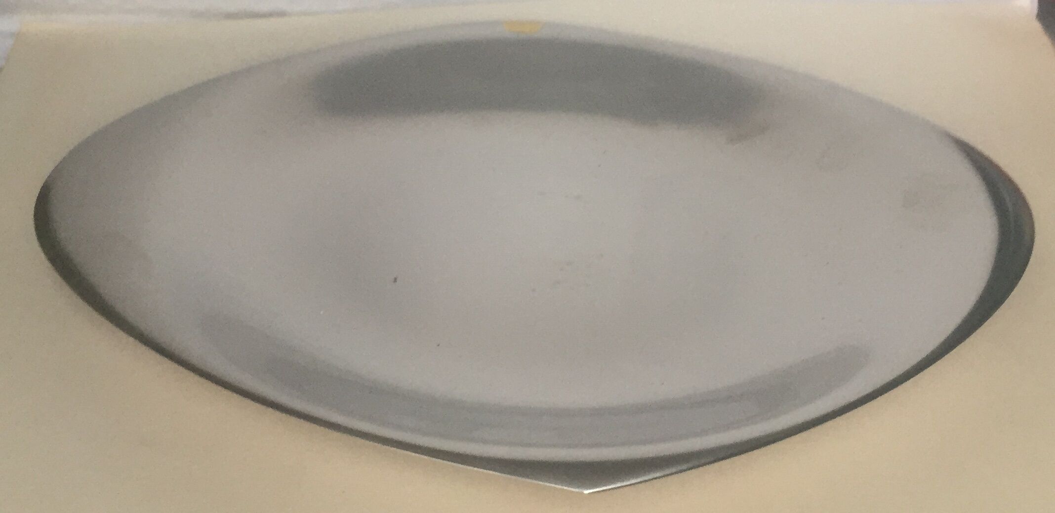 Round plate in brushed metal