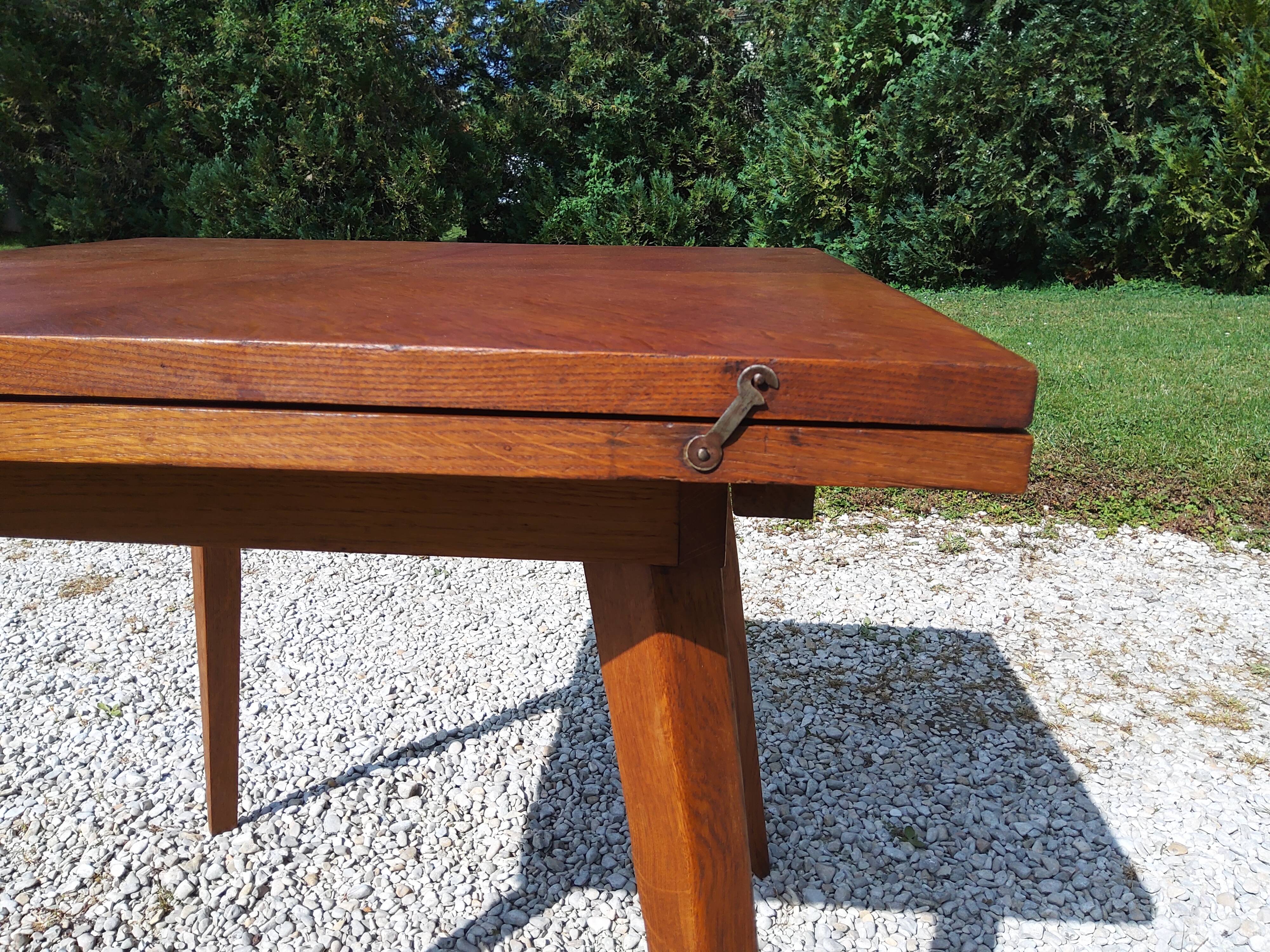 Extendable table with compass legs