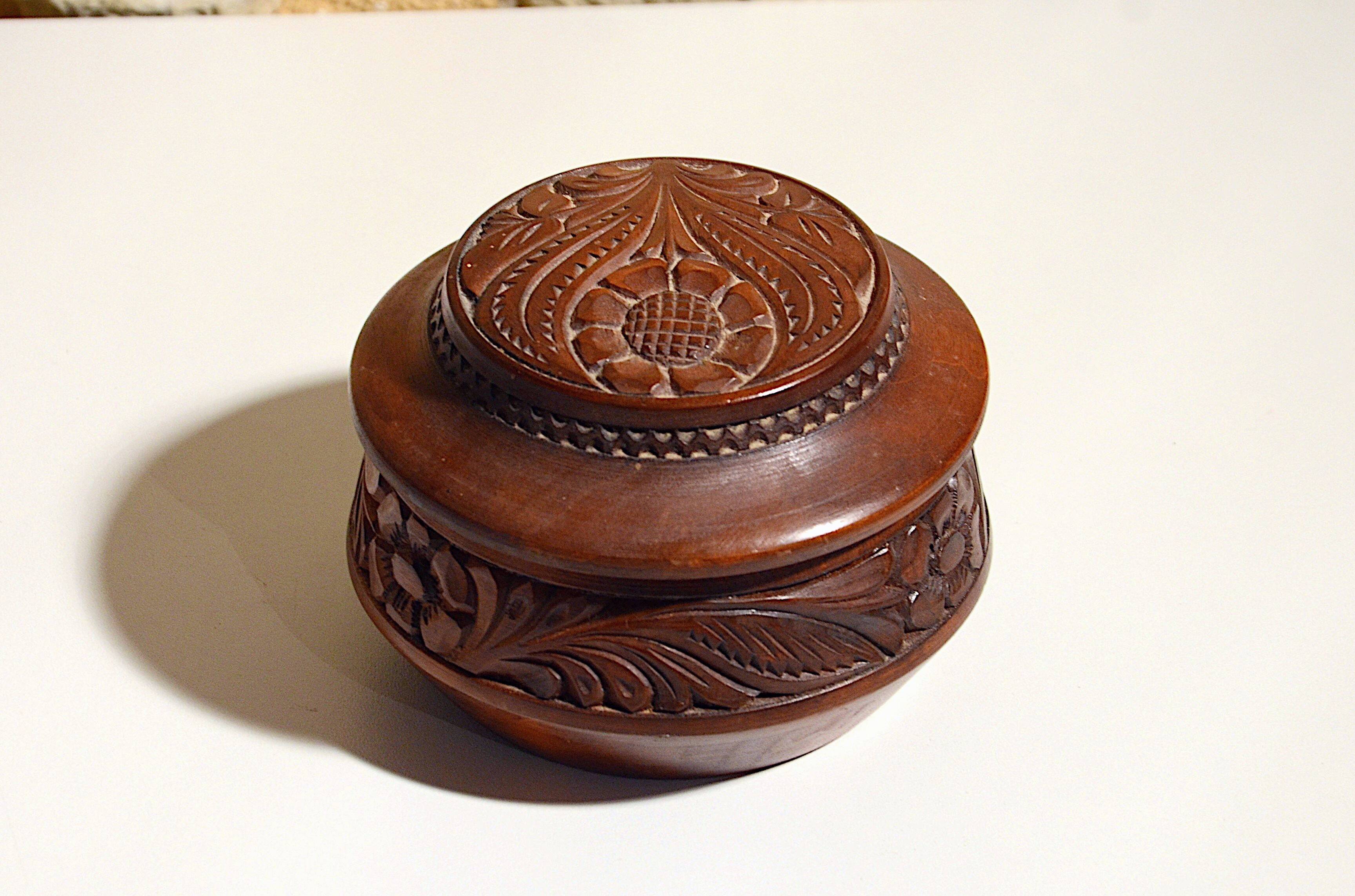 Round wooden box in cherry wood, turned and carved, floral pattern, 12x10cm.