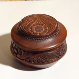 Round wooden box in cherry wood, turned and carved, floral pattern, 12x10cm.