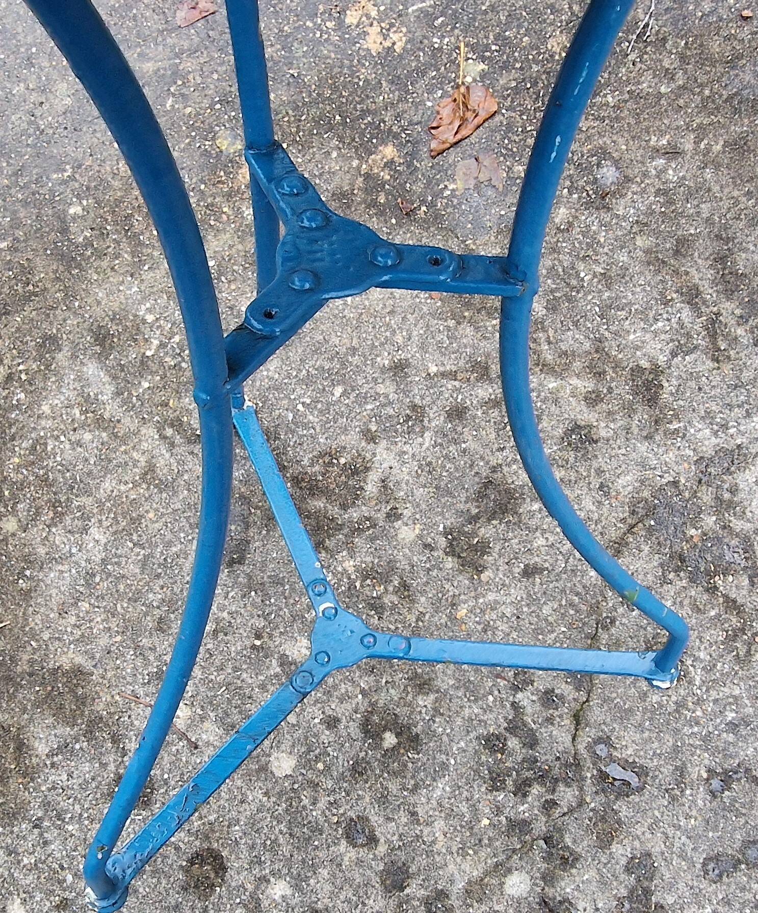 Guéridon / petite table de jardin ancienne en métal bleue